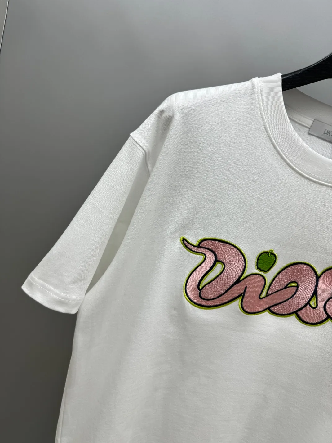 🅿️240 (top version with different currency) Will not be taken off the shelves all year round, sell with confidence Style: Dior/DIO.R short-sleeved T-shirt Fabric: 300g heavy double yarn 100% cotton Rib: 320g heavy Sorona 1*1 trendy brand Craftsmanship: Imported machine embroidered logo Color: White Orange Size: XS S M L No gender distinction, the same style for men and women