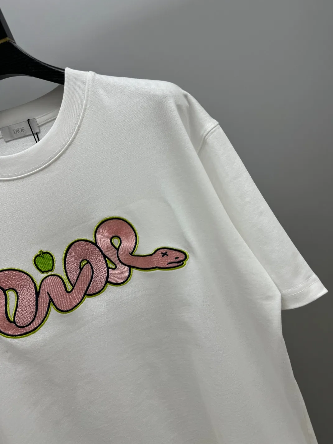 🅿️240 (top version with different currency) Will not be taken off the shelves all year round, sell with confidence Style: Dior/DIO.R short-sleeved T-shirt Fabric: 300g heavy double yarn 100% cotton Rib: 320g heavy Sorona 1*1 trendy brand Craftsmanship: Imported machine embroidered logo Color: White Orange Size: XS S M L No gender distinction, the same style for men and women