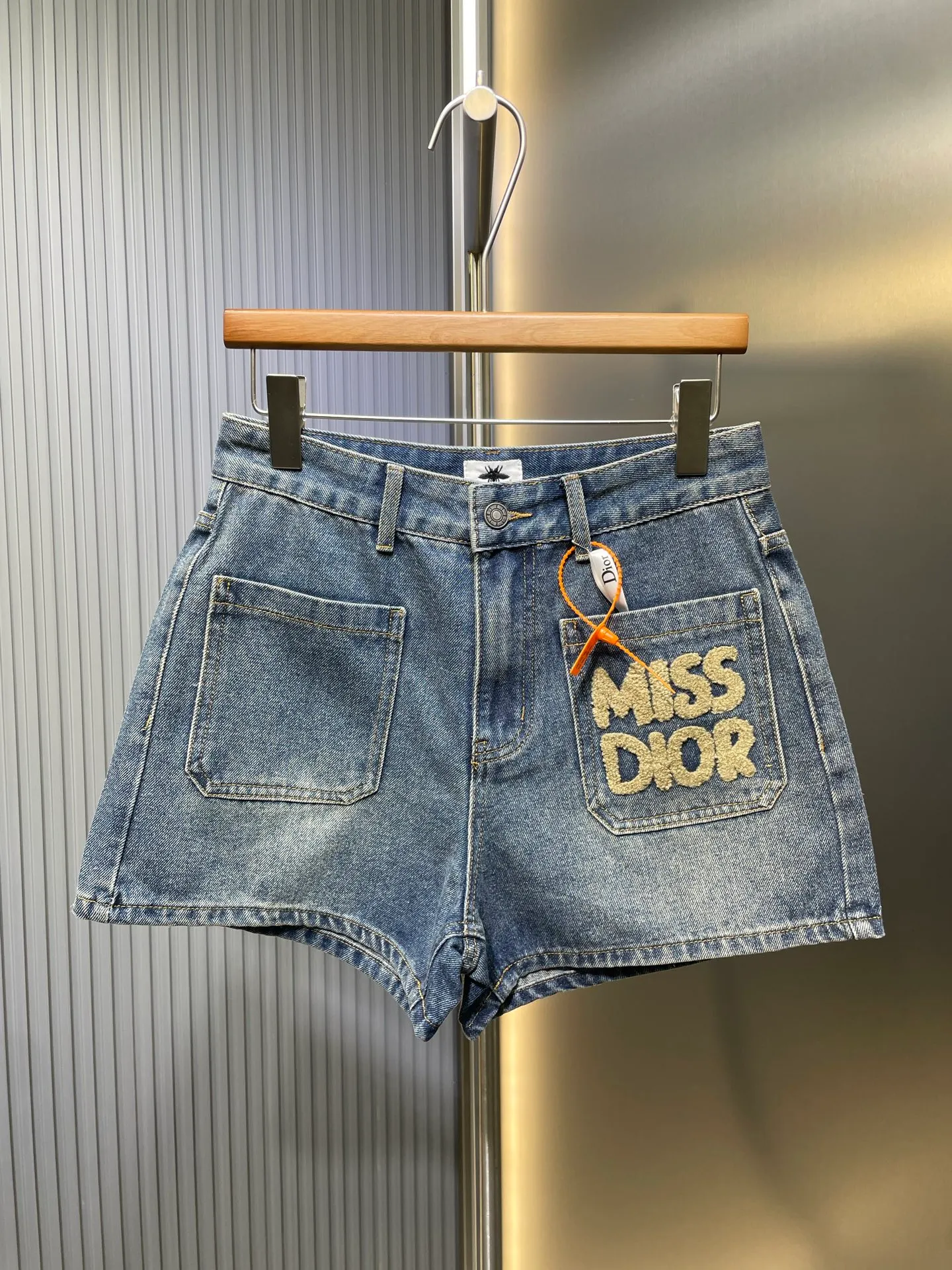 🅿️370 Dior🌟【Top replica】25Ss early spring new style double pocket denim shorts丨 ⚠High version! Made of 100% cotton fabric, the denim upper body is soft, double-pocket design, loose-fitting shorts, slimming and leg-lengthening, enzyme washing process, versatile classic custom hardware accessories, full of texture~ The quality of workmanship depends on the details💫 𝐂𝐎𝐋𝐎𝐔𝐑: blue 𝐒𝐈𝐙𝐄: SML