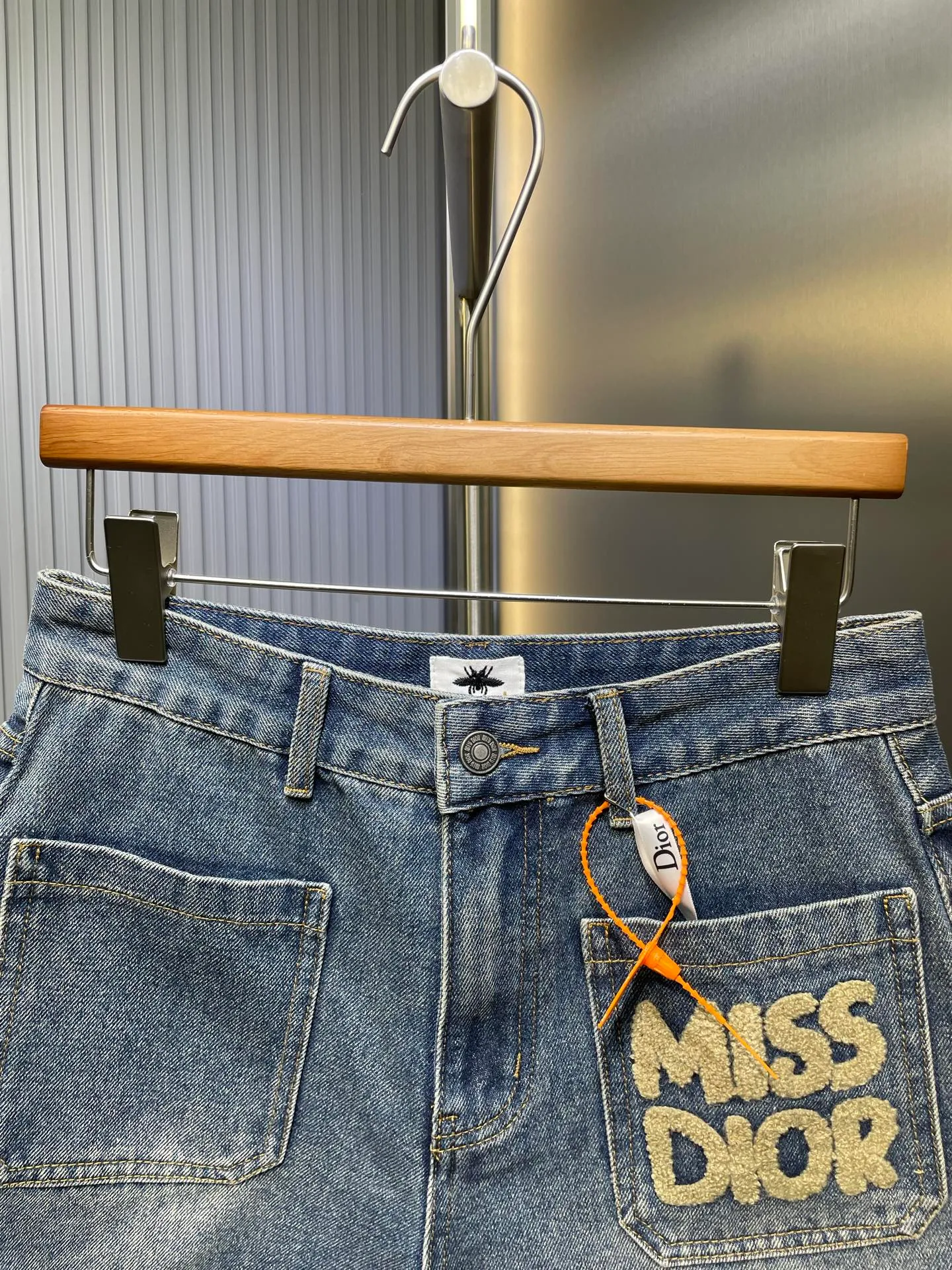 🅿️370 Dior🌟【Top replica】25Ss early spring new style double pocket denim shorts丨 ⚠High version! Made of 100% cotton fabric, the denim upper body is soft, double-pocket design, loose-fitting shorts, slimming and leg-lengthening, enzyme washing process, versatile classic custom hardware accessories, full of texture~ The quality of workmanship depends on the details💫 𝐂𝐎𝐋𝐎𝐔𝐑: blue 𝐒𝐈𝐙𝐄: SML