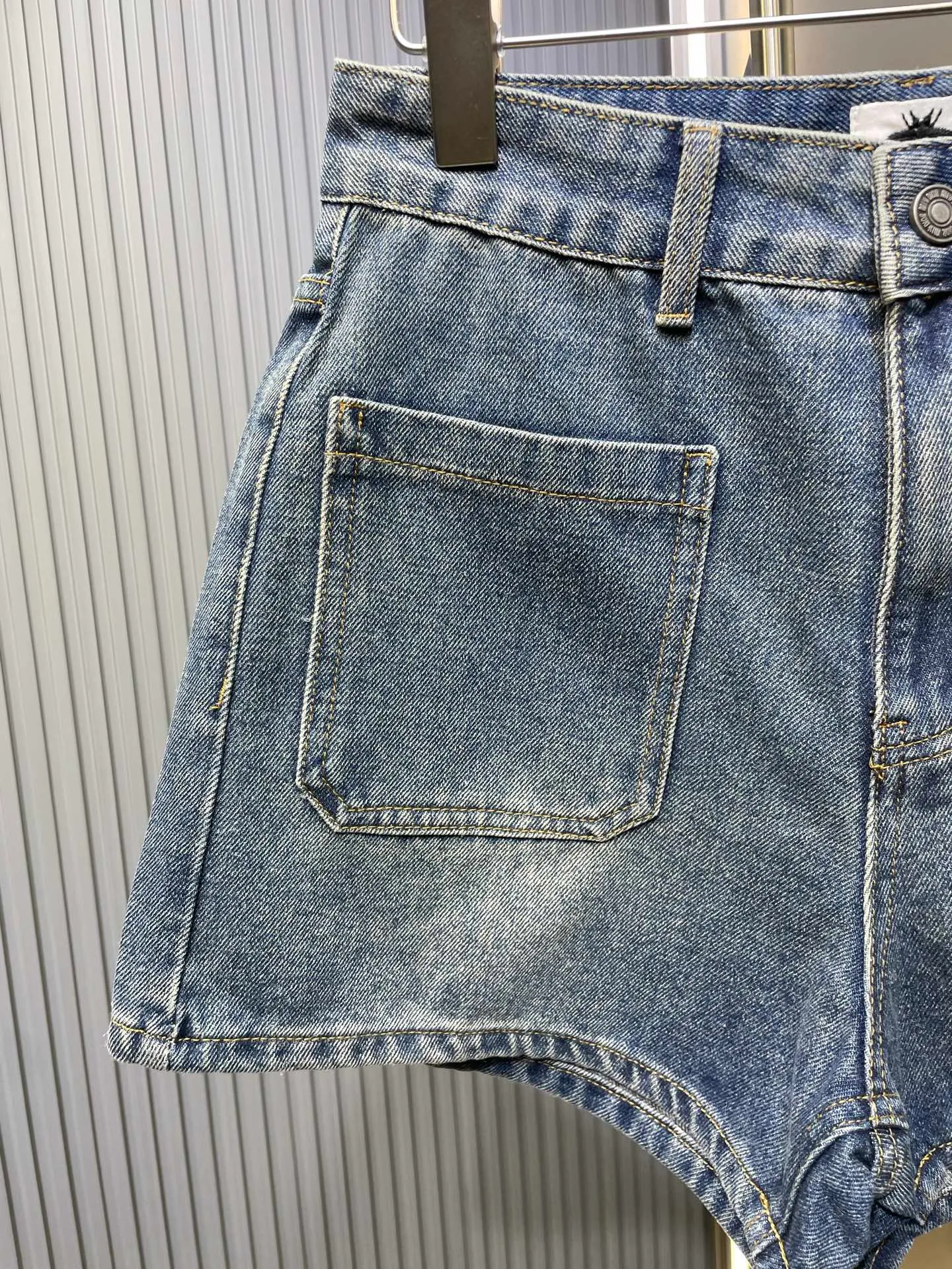 🅿️370 Dior🌟【Top replica】25Ss early spring new style double pocket denim shorts丨 ⚠High version! Made of 100% cotton fabric, the denim upper body is soft, double-pocket design, loose-fitting shorts, slimming and leg-lengthening, enzyme washing process, versatile classic custom hardware accessories, full of texture~ The quality of workmanship depends on the details💫 𝐂𝐎𝐋𝐎𝐔𝐑: blue 𝐒𝐈𝐙𝐄: SML