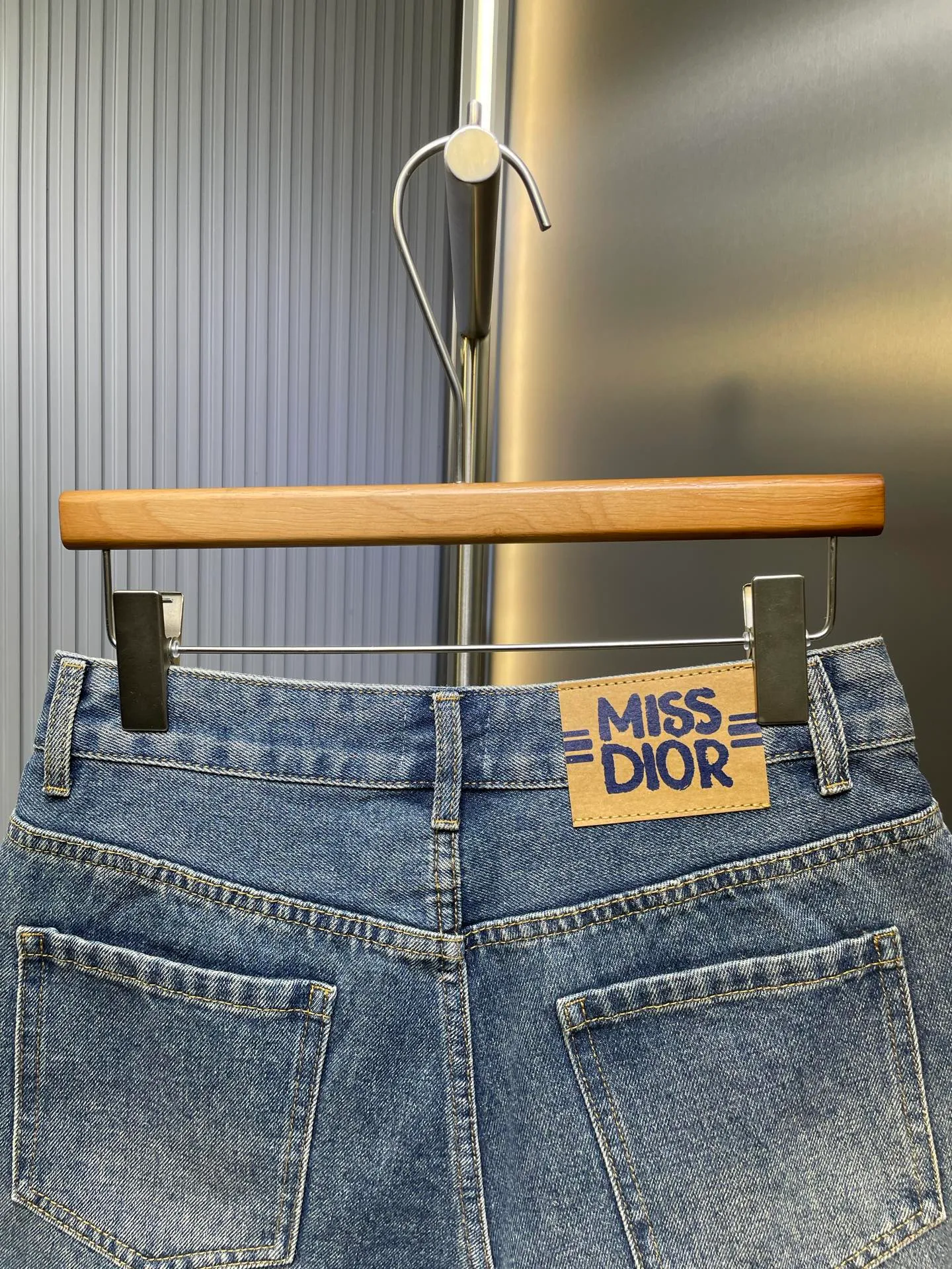 🅿️370 Dior🌟【Top replica】25Ss early spring new style double pocket denim shorts丨 ⚠High version! Made of 100% cotton fabric, the denim upper body is soft, double-pocket design, loose-fitting shorts, slimming and leg-lengthening, enzyme washing process, versatile classic custom hardware accessories, full of texture~ The quality of workmanship depends on the details💫 𝐂𝐎𝐋𝐎𝐔𝐑: blue 𝐒𝐈𝐙𝐄: SML