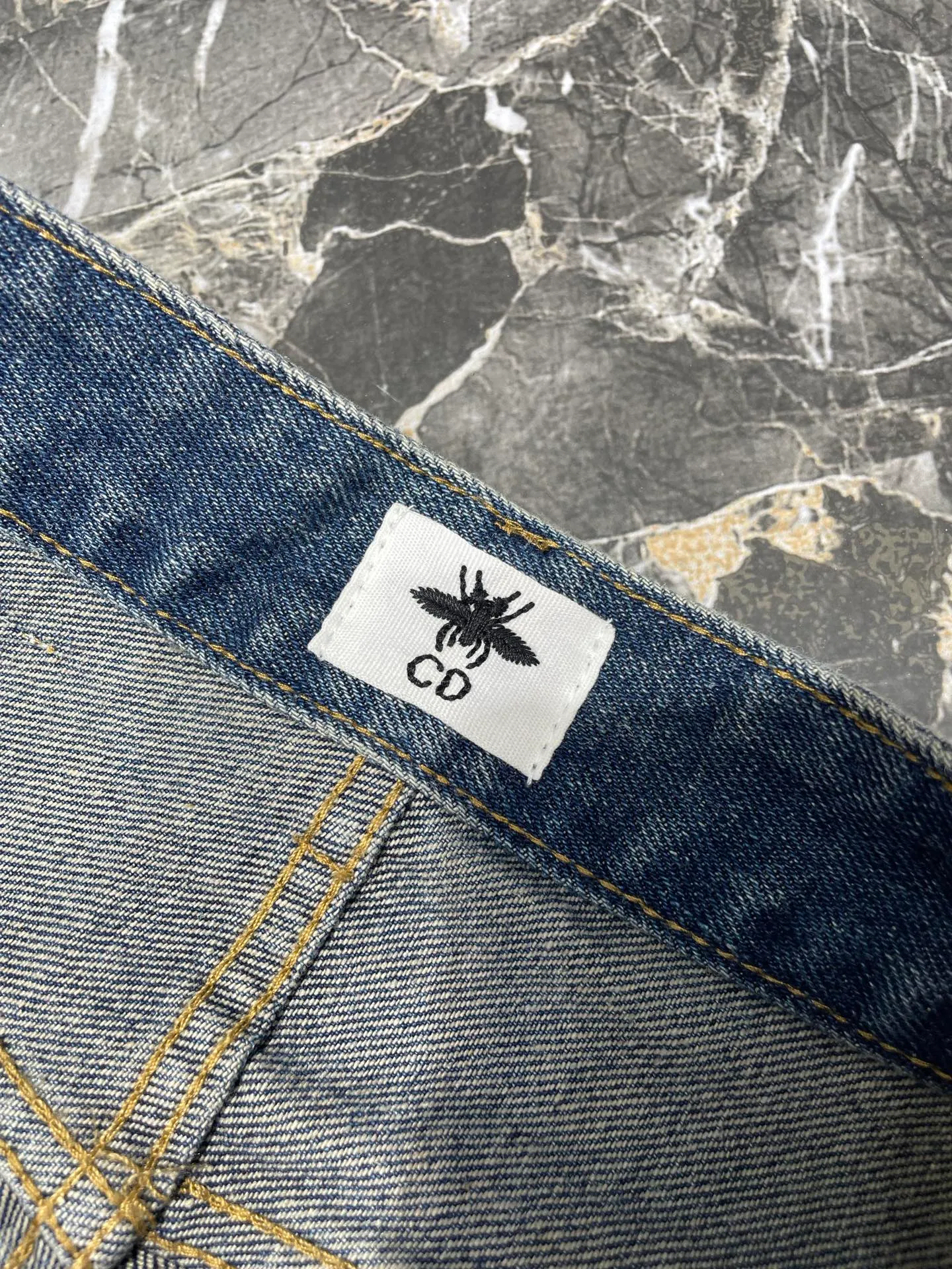 🅿️370 Dior🌟【Top replica】25Ss early spring new style double pocket denim shorts丨 ⚠High version! Made of 100% cotton fabric, the denim upper body is soft, double-pocket design, loose-fitting shorts, slimming and leg-lengthening, enzyme washing process, versatile classic custom hardware accessories, full of texture~ The quality of workmanship depends on the details💫 𝐂𝐎𝐋𝐎𝐔𝐑: blue 𝐒𝐈𝐙𝐄: SML