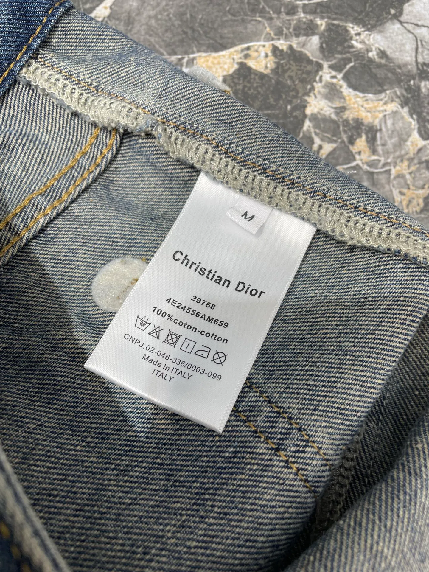 🅿️370 Dior🌟【Top replica】25Ss early spring new style double pocket denim shorts丨 ⚠High version! Made of 100% cotton fabric, the denim upper body is soft, double-pocket design, loose-fitting shorts, slimming and leg-lengthening, enzyme washing process, versatile classic custom hardware accessories, full of texture~ The quality of workmanship depends on the details💫 𝐂𝐎𝐋𝐎𝐔𝐑: blue 𝐒𝐈𝐙𝐄: SML