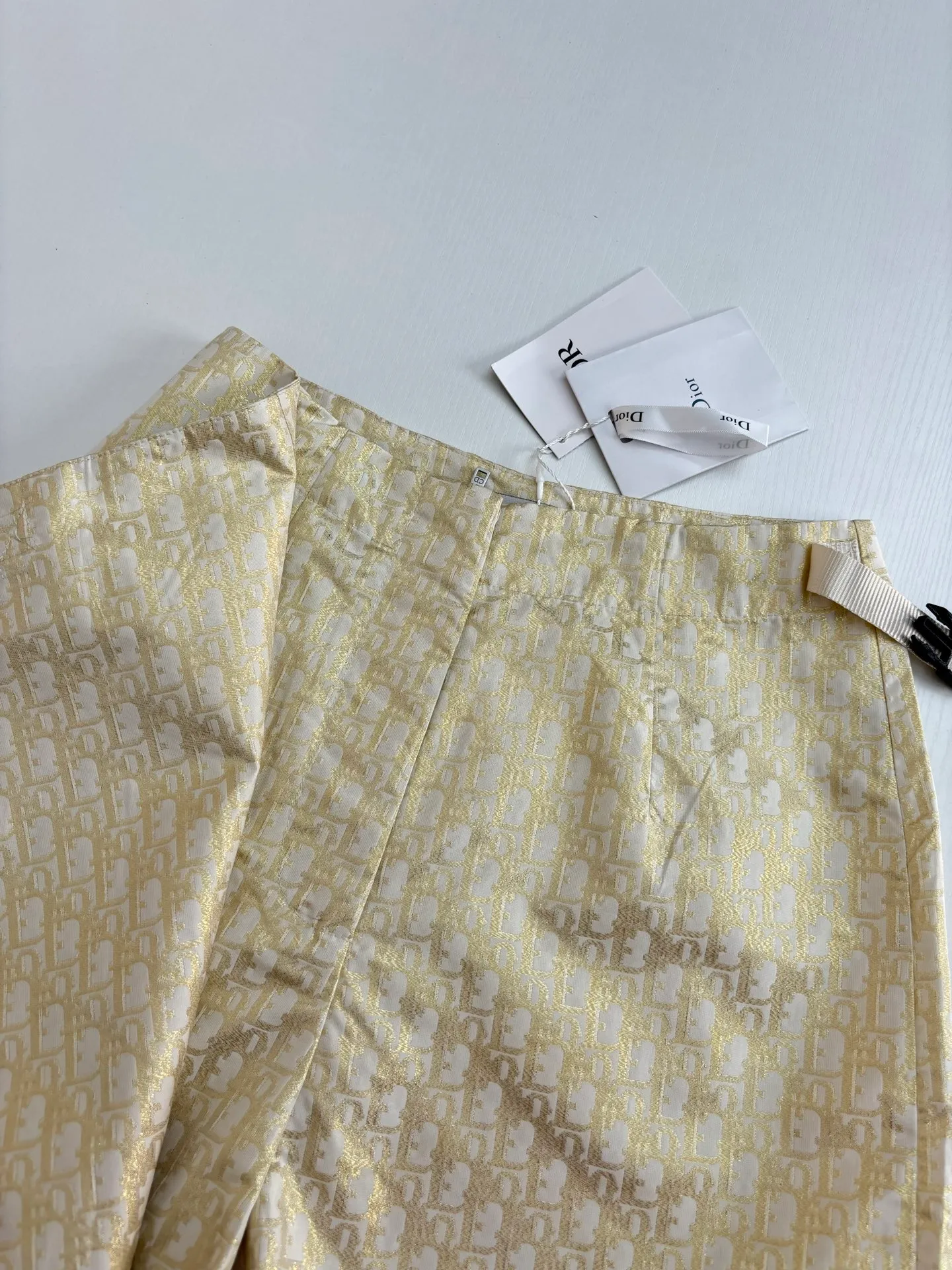 🅿️336 Dio*/Dior 25Ss new classic oblique jacquard fabric patch design culottes. Carefully made with technical taffeta jacquard fabric. Waist buckle decoration, one-piece tailoring for comfortable upper body, unique. The original customized version has all the details in place. Highly recommended, the upper body looks slimmer!  Size：S/M/L
