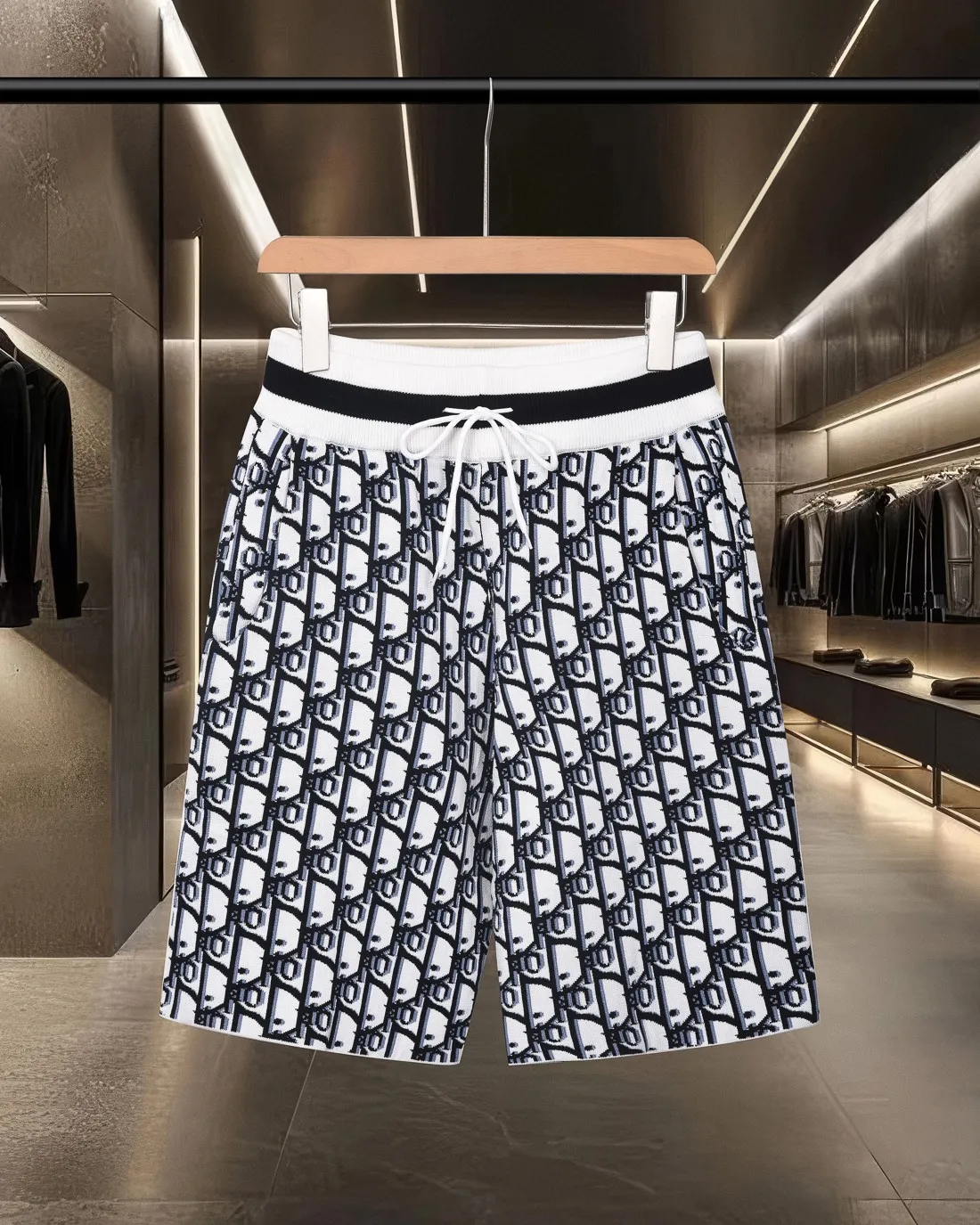 🅿️236 (shipped the next day) Dior/Dior CD classic jacquard barrage logo knitting technology, compact three-dimensional version, full flower stripe splicing Customized trouser cord hardware with strong texture, concave and convex three-dimensional sense, fashionable and casual 2025ss official website new original fabric Official same style Shorts customization Mesh sweater knitted fabric High-end version, counter customized fabric Highly breathable and comfortable, exquisitely crafted, with impeccable details, ✅customized logo-engraved buttons, complete with three labels. Brand element design concept reflects high quality. It feels delicate and soft! Presenting casual tailoring, the upper body shape is awesome🐍 Size: M-2XL