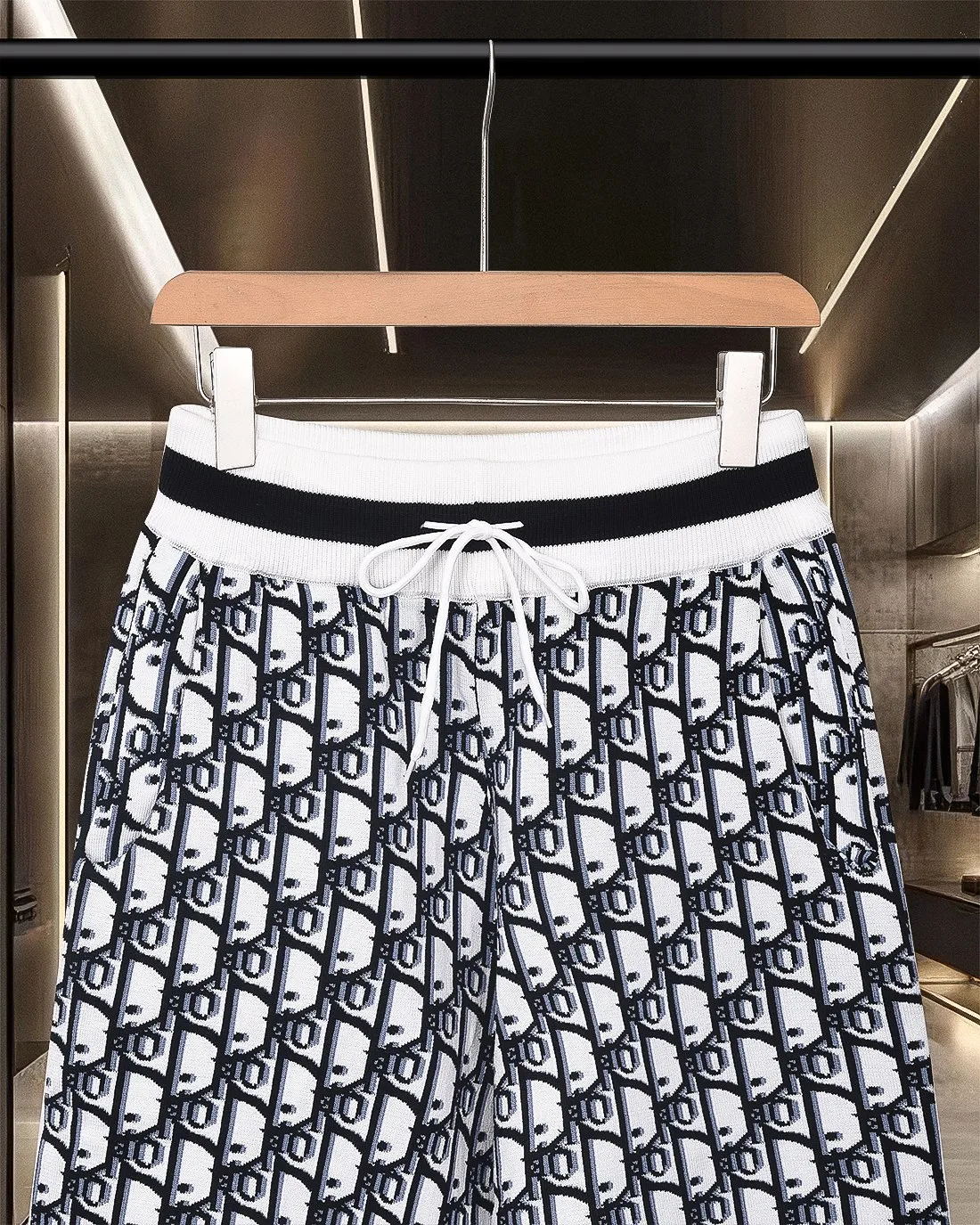 🅿️236 (shipped the next day) Dior/Dior CD classic jacquard barrage logo knitting technology, compact three-dimensional version, full flower stripe splicing Customized trouser cord hardware with strong texture, concave and convex three-dimensional sense, fashionable and casual 2025ss official website new original fabric Official same style Shorts customization Mesh sweater knitted fabric High-end version, counter customized fabric Highly breathable and comfortable, exquisitely crafted, with impeccable details, ✅customized logo-engraved buttons, complete with three labels. Brand element design concept reflects high quality. It feels delicate and soft! Presenting casual tailoring, the upper body shape is awesome🐍 Size: M-2XL