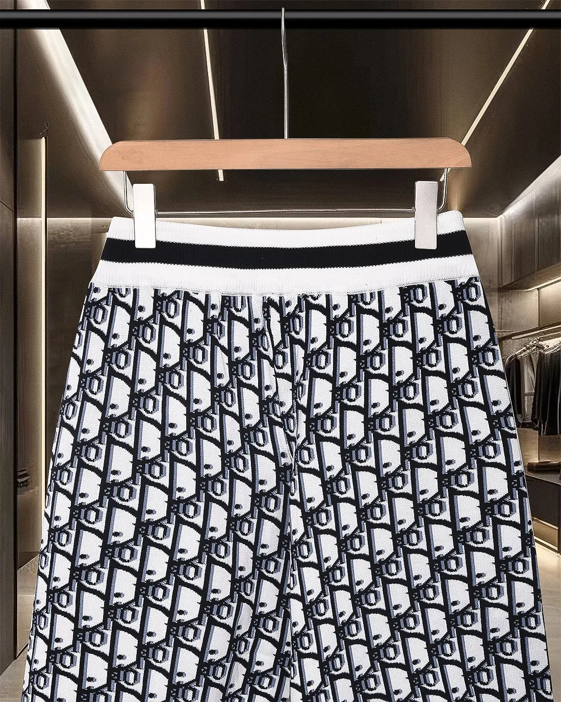 🅿️236 (shipped the next day) Dior/Dior CD classic jacquard barrage logo knitting technology, compact three-dimensional version, full flower stripe splicing Customized trouser cord hardware with strong texture, concave and convex three-dimensional sense, fashionable and casual 2025ss official website new original fabric Official same style Shorts customization Mesh sweater knitted fabric High-end version, counter customized fabric Highly breathable and comfortable, exquisitely crafted, with impeccable details, ✅customized logo-engraved buttons, complete with three labels. Brand element design concept reflects high quality. It feels delicate and soft! Presenting casual tailoring, the upper body shape is awesome🐍 Size: M-2XL