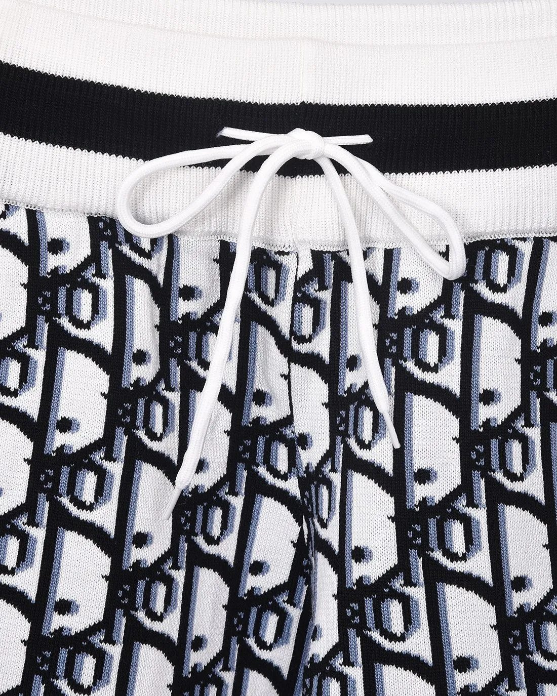 🅿️236 (shipped the next day) Dior/Dior CD classic jacquard barrage logo knitting technology, compact three-dimensional version, full flower stripe splicing Customized trouser cord hardware with strong texture, concave and convex three-dimensional sense, fashionable and casual 2025ss official website new original fabric Official same style Shorts customization Mesh sweater knitted fabric High-end version, counter customized fabric Highly breathable and comfortable, exquisitely crafted, with impeccable details, ✅customized logo-engraved buttons, complete with three labels. Brand element design concept reflects high quality. It feels delicate and soft! Presenting casual tailoring, the upper body shape is awesome🐍 Size: M-2XL