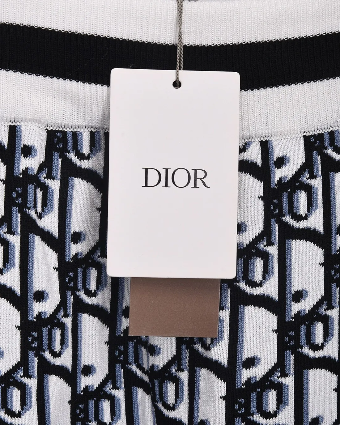 🅿️236 (shipped the next day) Dior/Dior CD classic jacquard barrage logo knitting technology, compact three-dimensional version, full flower stripe splicing Customized trouser cord hardware with strong texture, concave and convex three-dimensional sense, fashionable and casual 2025ss official website new original fabric Official same style Shorts customization Mesh sweater knitted fabric High-end version, counter customized fabric Highly breathable and comfortable, exquisitely crafted, with impeccable details, ✅customized logo-engraved buttons, complete with three labels. Brand element design concept reflects high quality. It feels delicate and soft! Presenting casual tailoring, the upper body shape is awesome🐍 Size: M-2XL
