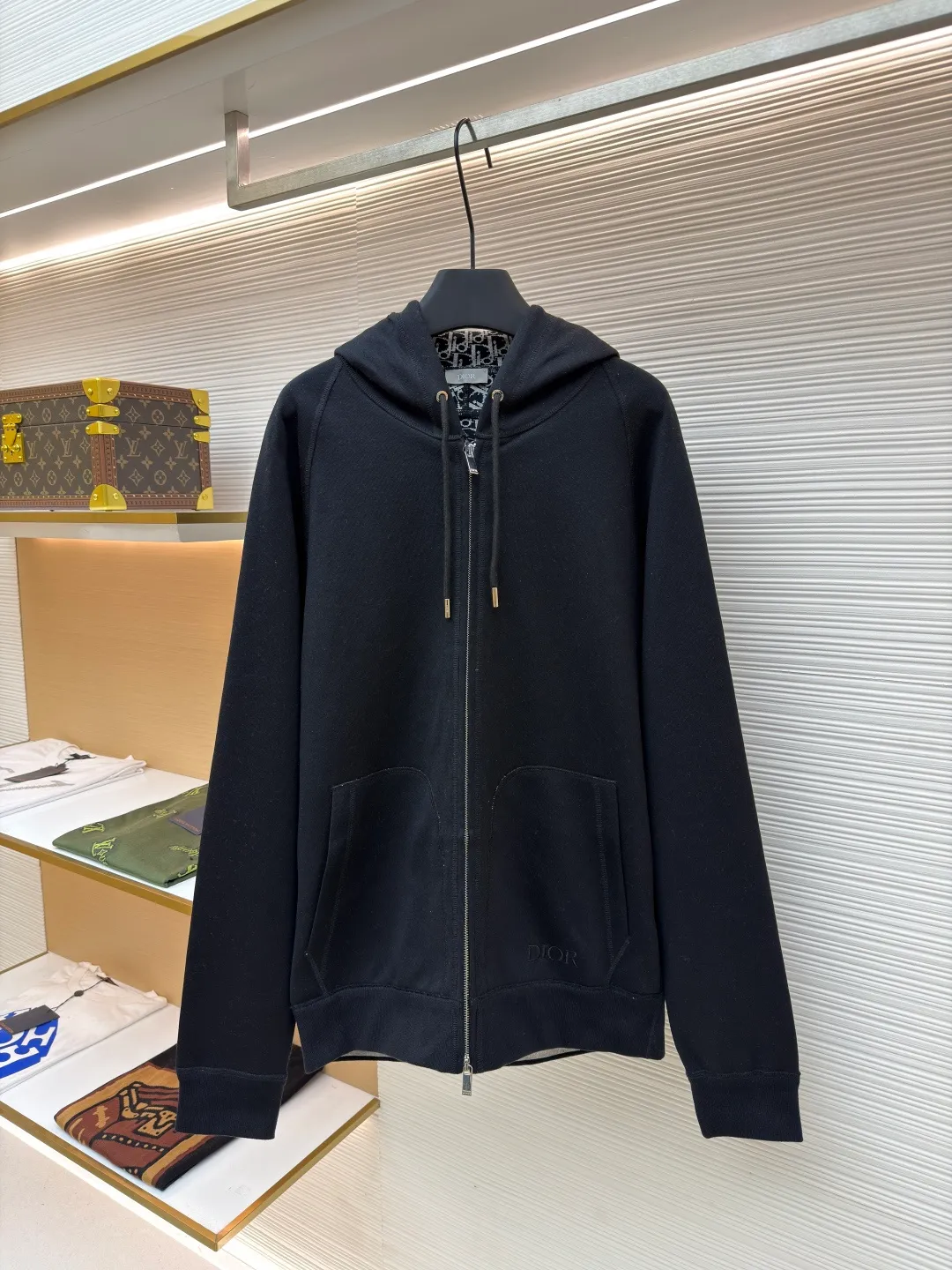 Dior presbyopic wool cashmere hooded cardigan jacket ●Original version: purchased and developed for 17500 ●Item number: 1680896-C00 ●Fabric: wool cashmere fabric ●Technology: Jacquard texture production ●Version: fitted version ●Weight: about 920 grams ●Size: S-M-L-XL ●Description: The fabric is made of cashmere fabric, containing 50% wool and pure cotton, with original hemming inside, jacquard letters, integrated design. One side has a solid color logo, and the spliced side has a classic presbyopia. It can be worn on both sides to change the style at any time. Customized imported velvet imported machine weaving, the material is conscientious and full of high-end texture. It is comfortable to wear and skin-friendly. It is made by a large factory and has perfect details and texture. The fabric is made of imported cashmere yarn. New product for early autumn! Hot style return! New version of dropped shoulder design High-grade navy blue presbyopic logo zipper cashmere jacket. Reversible. The letter jacquard texture on the back is luxurious and handsome. The hooded design is fashionable and advanced. The classic version does not make people look slimmer. Highly recommended! The overall wiring is straight and delicate, the fabric is comfortable and soft, and the color is consistent without color difference. It can be matched with the same style to create a fashionable look and control various occasions. Customized accessories, complete with three standards, same style for men and women!