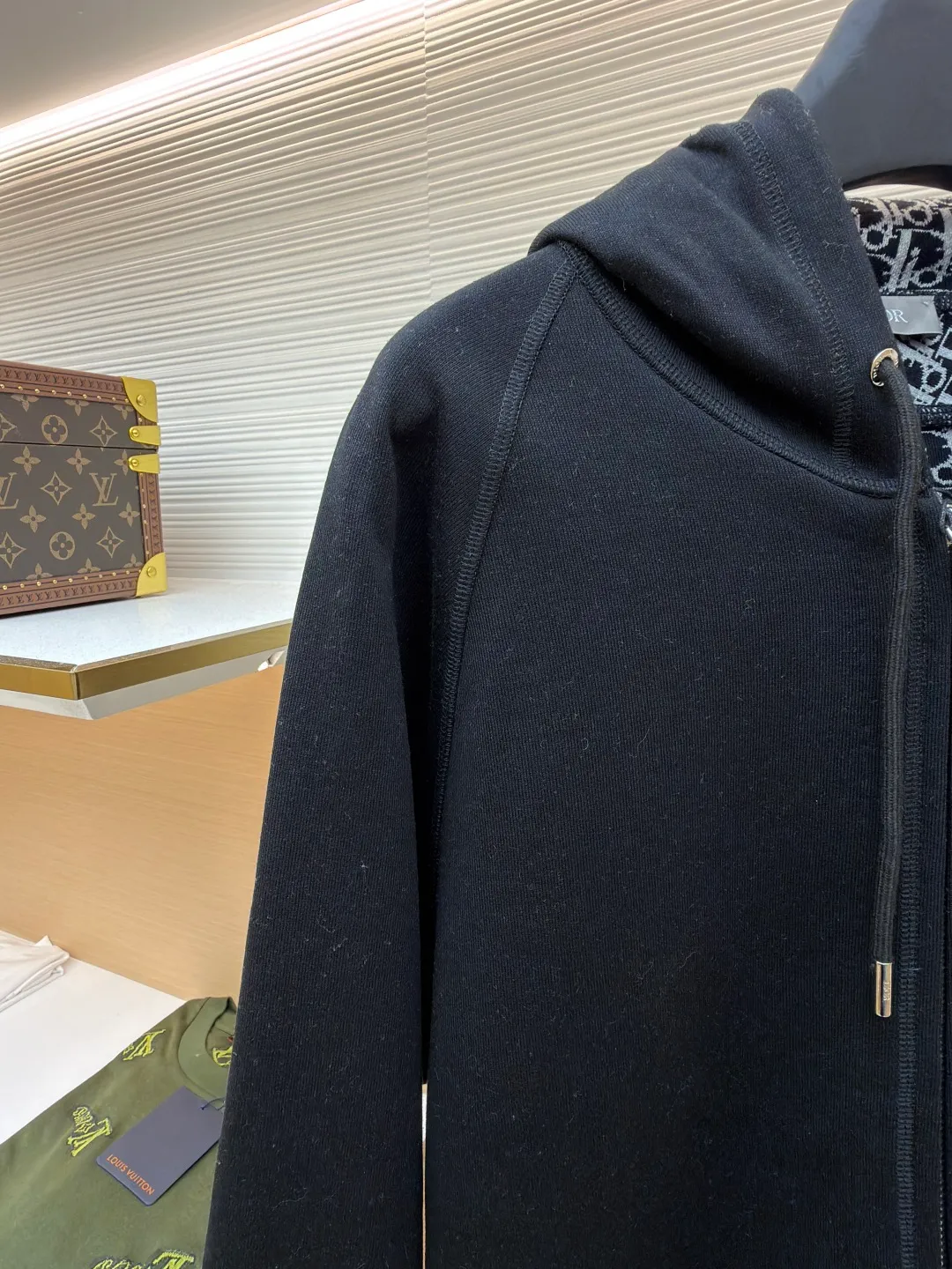 Dior presbyopic wool cashmere hooded cardigan jacket ●Original version: purchased and developed for 17500 ●Item number: 1680896-C00 ●Fabric: wool cashmere fabric ●Technology: Jacquard texture production ●Version: fitted version ●Weight: about 920 grams ●Size: S-M-L-XL ●Description: The fabric is made of cashmere fabric, containing 50% wool and pure cotton, with original hemming inside, jacquard letters, integrated design. One side has a solid color logo, and the spliced side has a classic presbyopia. It can be worn on both sides to change the style at any time. Customized imported velvet imported machine weaving, the material is conscientious and full of high-end texture. It is comfortable to wear and skin-friendly. It is made by a large factory and has perfect details and texture. The fabric is made of imported cashmere yarn. New product for early autumn! Hot style return! New version of dropped shoulder design High-grade navy blue presbyopic logo zipper cashmere jacket. Reversible. The letter jacquard texture on the back is luxurious and handsome. The hooded design is fashionable and advanced. The classic version does not make people look slimmer. Highly recommended! The overall wiring is straight and delicate, the fabric is comfortable and soft, and the color is consistent without color difference. It can be matched with the same style to create a fashionable look and control various occasions. Customized accessories, complete with three standards, same style for men and women!