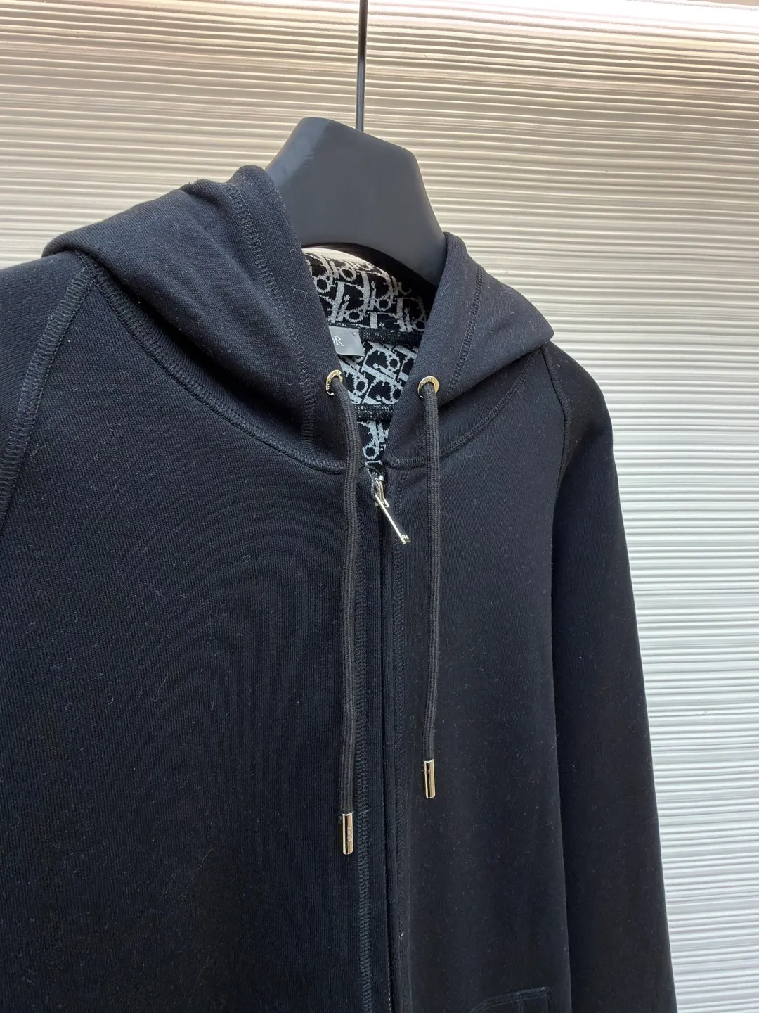 Dior presbyopic wool cashmere hooded cardigan jacket ●Original version: purchased and developed for 17500 ●Item number: 1680896-C00 ●Fabric: wool cashmere fabric ●Technology: Jacquard texture production ●Version: fitted version ●Weight: about 920 grams ●Size: S-M-L-XL ●Description: The fabric is made of cashmere fabric, containing 50% wool and pure cotton, with original hemming inside, jacquard letters, integrated design. One side has a solid color logo, and the spliced side has a classic presbyopia. It can be worn on both sides to change the style at any time. Customized imported velvet imported machine weaving, the material is conscientious and full of high-end texture. It is comfortable to wear and skin-friendly. It is made by a large factory and has perfect details and texture. The fabric is made of imported cashmere yarn. New product for early autumn! Hot style return! New version of dropped shoulder design High-grade navy blue presbyopic logo zipper cashmere jacket. Reversible. The letter jacquard texture on the back is luxurious and handsome. The hooded design is fashionable and advanced. The classic version does not make people look slimmer. Highly recommended! The overall wiring is straight and delicate, the fabric is comfortable and soft, and the color is consistent without color difference. It can be matched with the same style to create a fashionable look and control various occasions. Customized accessories, complete with three standards, same style for men and women!