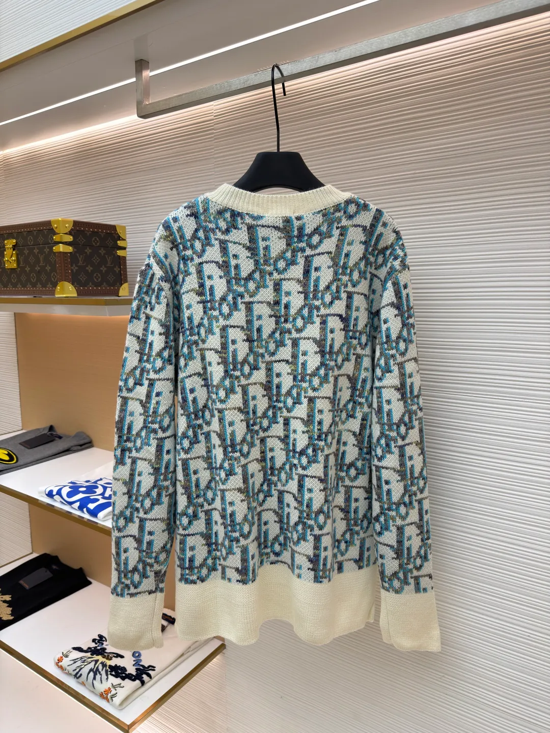 Dior presbyopic crew neck sweater ●Original version: purchased and developed for 14,000 ●Item number: 1681284-A85 ●Fabric: wool blended fabric ●Technology: jacquard weaving ●Version: fitted version ●Weight: about 700 grams ●Size: S-M-L ●Description: The wool is custom-dyed with imported premium 100% wool yarn, and jacquard weaving is carried out using an imported 5-gauge wool loom. A single piece takes 190 minutes, and is woven at a parallel and even speed. The whole piece of clothing is clear. The drawings are drawn by experienced masters, and the pattern is positioned according to YB. Specific three-label washing. The overall wiring is straight and delicate. The fabric is comfortable and soft, and the color is consistent without color difference. It can be matched with the same style to create a fashionable look, and can be used in various occasions. Customized accessories, complete with three standards, same style for men and women!