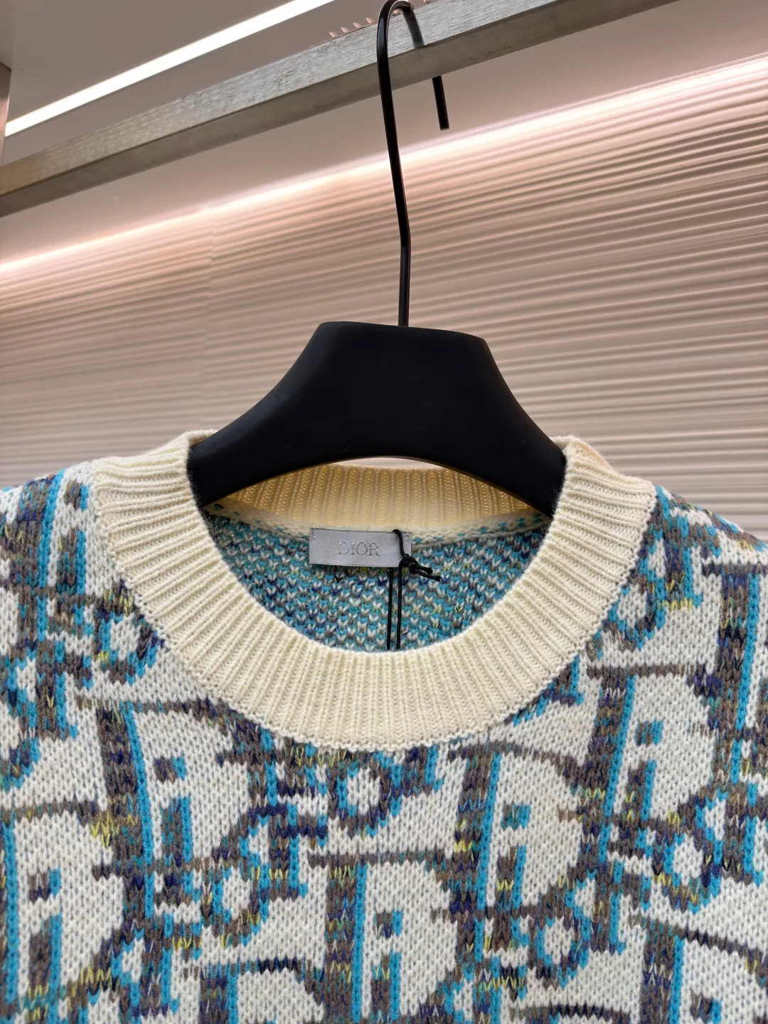 Dior presbyopic crew neck sweater ●Original version: purchased and developed for 14,000 ●Item number: 1681284-A85 ●Fabric: wool blended fabric ●Technology: jacquard weaving ●Version: fitted version ●Weight: about 700 grams ●Size: S-M-L ●Description: The wool is custom-dyed with imported premium 100% wool yarn, and jacquard weaving is carried out using an imported 5-gauge wool loom. A single piece takes 190 minutes, and is woven at a parallel and even speed. The whole piece of clothing is clear. The drawings are drawn by experienced masters, and the pattern is positioned according to YB. Specific three-label washing. The overall wiring is straight and delicate. The fabric is comfortable and soft, and the color is consistent without color difference. It can be matched with the same style to create a fashionable look, and can be used in various occasions. Customized accessories, complete with three standards, same style for men and women!
