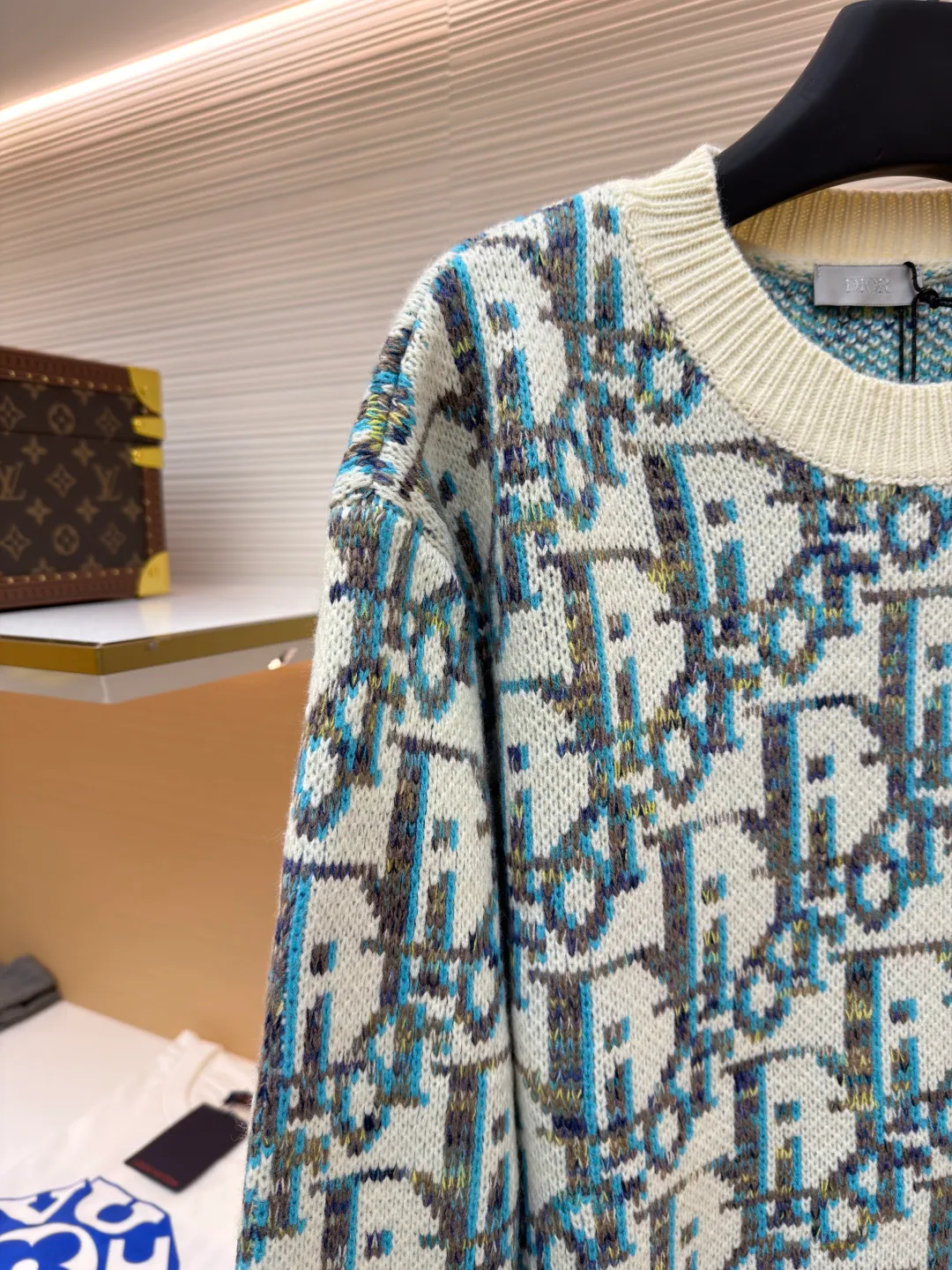 Dior presbyopic crew neck sweater ●Original version: purchased and developed for 14,000 ●Item number: 1681284-A85 ●Fabric: wool blended fabric ●Technology: jacquard weaving ●Version: fitted version ●Weight: about 700 grams ●Size: S-M-L ●Description: The wool is custom-dyed with imported premium 100% wool yarn, and jacquard weaving is carried out using an imported 5-gauge wool loom. A single piece takes 190 minutes, and is woven at a parallel and even speed. The whole piece of clothing is clear. The drawings are drawn by experienced masters, and the pattern is positioned according to YB. Specific three-label washing. The overall wiring is straight and delicate. The fabric is comfortable and soft, and the color is consistent without color difference. It can be matched with the same style to create a fashionable look, and can be used in various occasions. Customized accessories, complete with three standards, same style for men and women!