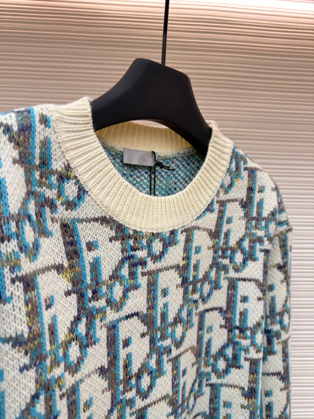 Dior presbyopic crew neck sweater ●Original version: purchased and developed for 14,000 ●Item number: 1681284-A85 ●Fabric: wool blended fabric ●Technology: jacquard weaving ●Version: fitted version ●Weight: about 700 grams ●Size: S-M-L ●Description: The wool is custom-dyed with imported premium 100% wool yarn, and jacquard weaving is carried out using an imported 5-gauge wool loom. A single piece takes 190 minutes, and is woven at a parallel and even speed. The whole piece of clothing is clear. The drawings are drawn by experienced masters, and the pattern is positioned according to YB. Specific three-label washing. The overall wiring is straight and delicate. The fabric is comfortable and soft, and the color is consistent without color difference. It can be matched with the same style to create a fashionable look, and can be used in various occasions. Customized accessories, complete with three standards, same style for men and women!