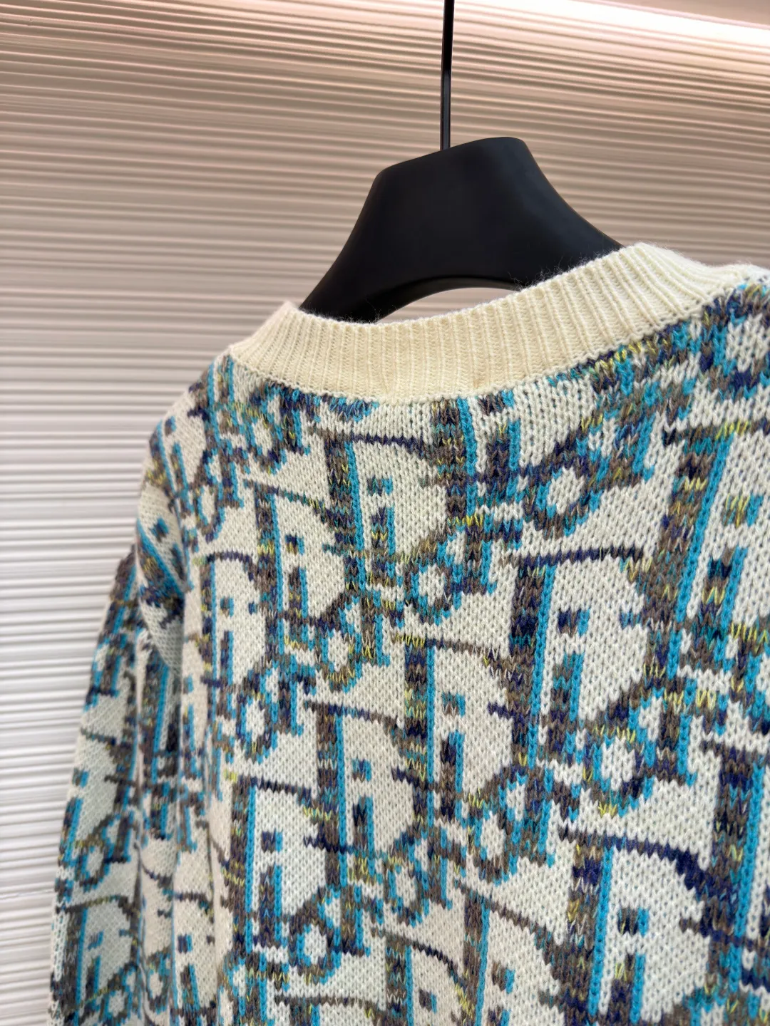 Dior presbyopic crew neck sweater ●Original version: purchased and developed for 14,000 ●Item number: 1681284-A85 ●Fabric: wool blended fabric ●Technology: jacquard weaving ●Version: fitted version ●Weight: about 700 grams ●Size: S-M-L ●Description: The wool is custom-dyed with imported premium 100% wool yarn, and jacquard weaving is carried out using an imported 5-gauge wool loom. A single piece takes 190 minutes, and is woven at a parallel and even speed. The whole piece of clothing is clear. The drawings are drawn by experienced masters, and the pattern is positioned according to YB. Specific three-label washing. The overall wiring is straight and delicate. The fabric is comfortable and soft, and the color is consistent without color difference. It can be matched with the same style to create a fashionable look, and can be used in various occasions. Customized accessories, complete with three standards, same style for men and women!