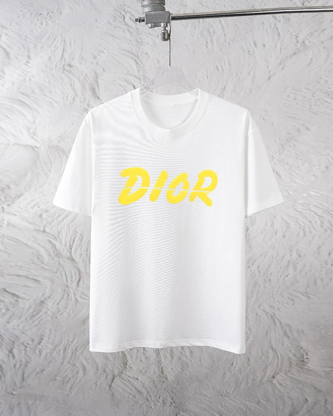 🅿️300 Dior Exclusively provides new trendy men’s fashionable round neck short-sleeved shorts suits, trendy and fashionable casual short-sleeved suits! It has high breathability and comfort, impeccable details, and brand element design concept, reflecting high quality. It presents a casual cut and the upper body shape is great! Material: 250g Xinjiang long-staple cotton short sleeves + 360g pure cotton terry shorts Size: S M L Due to manual measurement, there is a deviation of about 1-3CM in size.
