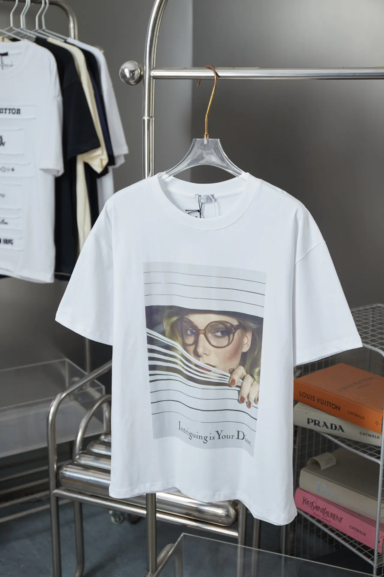 🅿️180 Christian Dior CD 25SS early spring new style, joint ski series, newspaper pattern logo short sleeves, light luxury, essential item for daily commuting for men and women, correct version, welcome to compare, detailed features · 280g 100% pure cotton double yarn jersey fabric · Custom dyed in the same cylinder, special thickened 32 count double-strand 1X1 thread · Imported digital direct-injection printing pattern · Double-needle stitching and cross-stitching process · Original main mark, washed tag, brand moisture-proof paper packaging Color: White/Black Size: S/M/L/XL