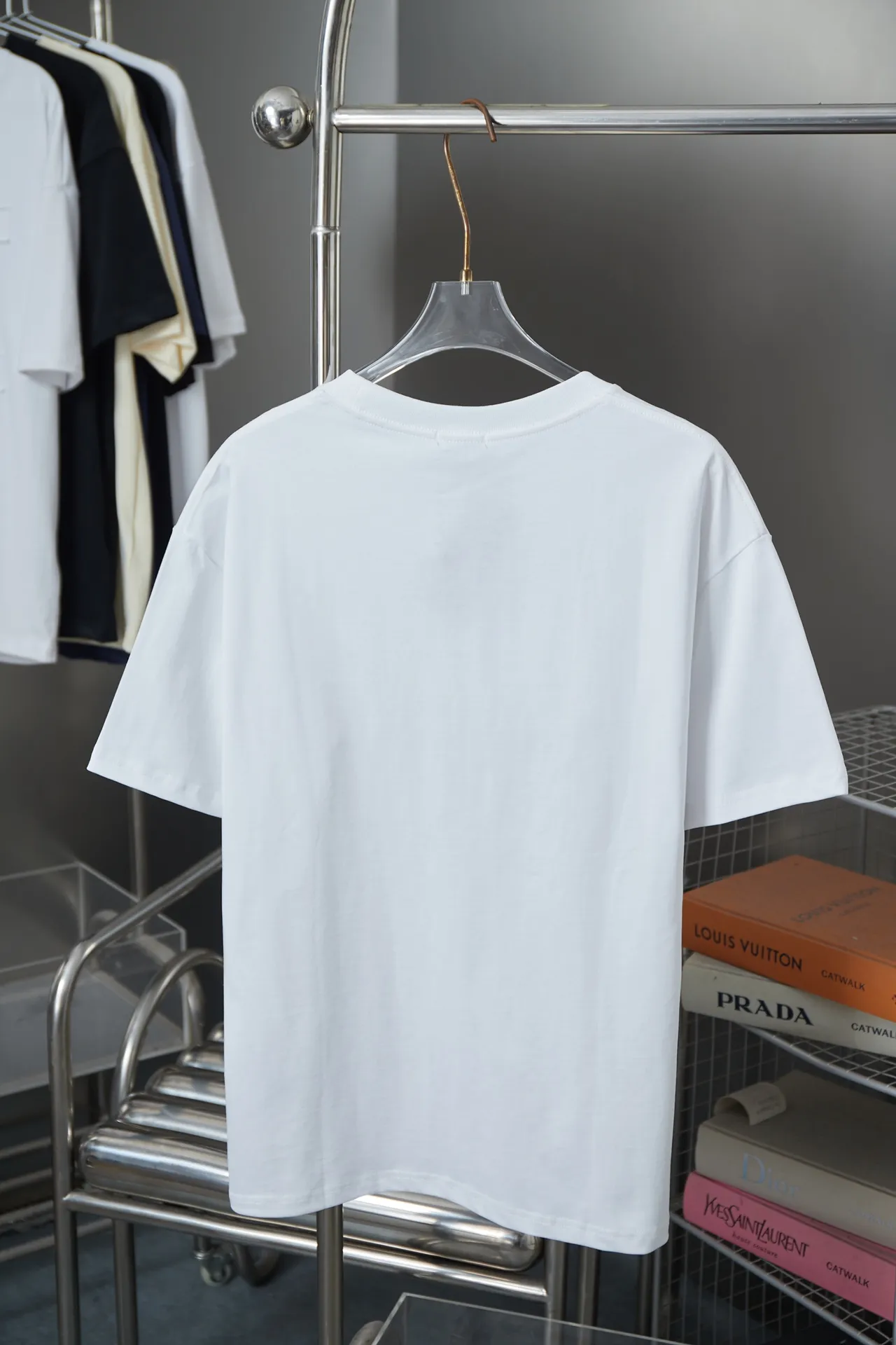 🅿️180 Christian Dior CD 25SS early spring new style, joint ski series, newspaper pattern logo short sleeves, light luxury, essential item for daily commuting for men and women, correct version, welcome to compare, detailed features · 280g 100% pure cotton double yarn jersey fabric · Custom dyed in the same cylinder, special thickened 32 count double-strand 1X1 thread · Imported digital direct-injection printing pattern · Double-needle stitching and cross-stitching process · Original main mark, washed tag, brand moisture-proof paper packaging Color: White/Black Size: S/M/L/XL