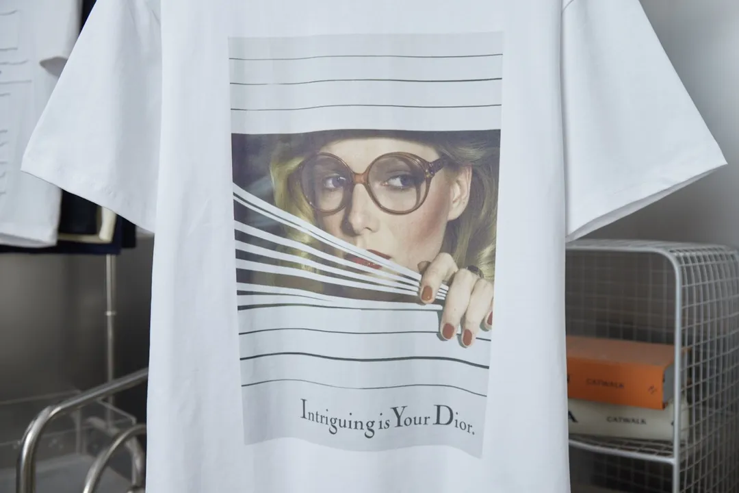 🅿️180 Christian Dior CD 25SS early spring new style, joint ski series, newspaper pattern logo short sleeves, light luxury, essential item for daily commuting for men and women, correct version, welcome to compare, detailed features · 280g 100% pure cotton double yarn jersey fabric · Custom dyed in the same cylinder, special thickened 32 count double-strand 1X1 thread · Imported digital direct-injection printing pattern · Double-needle stitching and cross-stitching process · Original main mark, washed tag, brand moisture-proof paper packaging Color: White/Black Size: S/M/L/XL