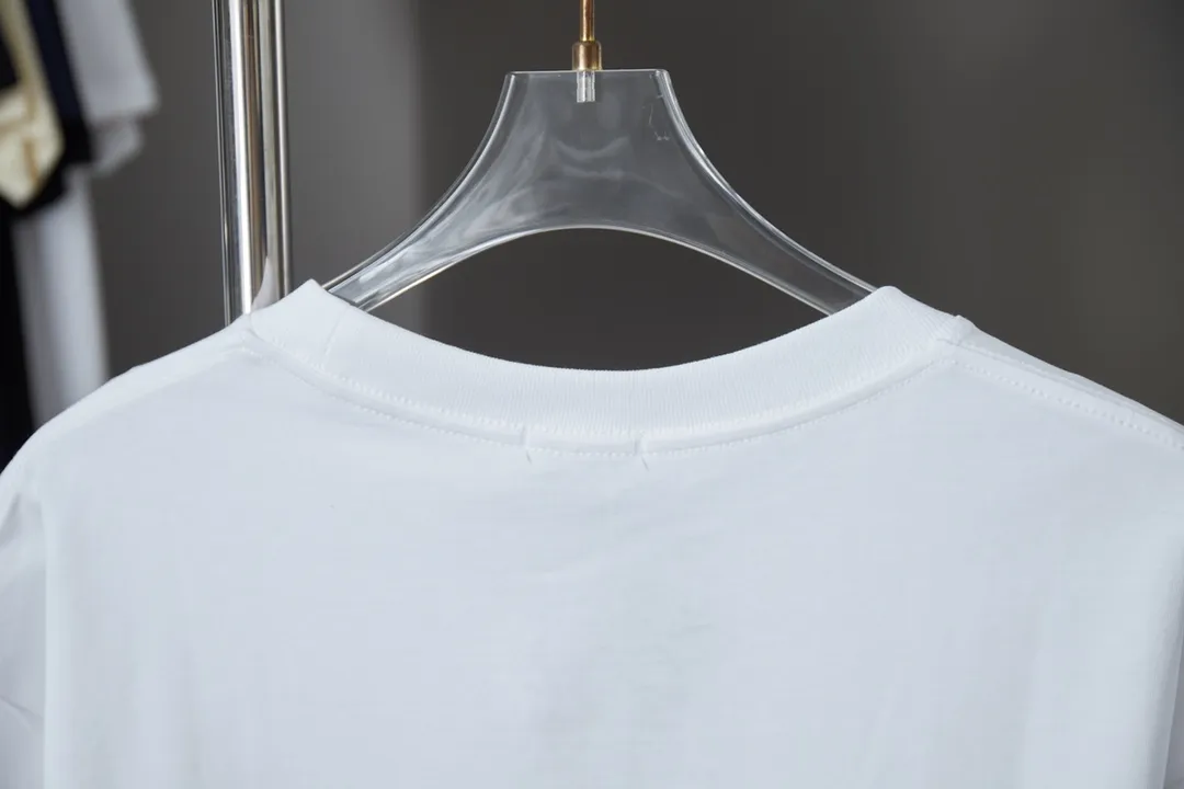 🅿️180 Christian Dior CD 25SS early spring new style, joint ski series, newspaper pattern logo short sleeves, light luxury, essential item for daily commuting for men and women, correct version, welcome to compare, detailed features · 280g 100% pure cotton double yarn jersey fabric · Custom dyed in the same cylinder, special thickened 32 count double-strand 1X1 thread · Imported digital direct-injection printing pattern · Double-needle stitching and cross-stitching process · Original main mark, washed tag, brand moisture-proof paper packaging Color: White/Black Size: S/M/L/XL