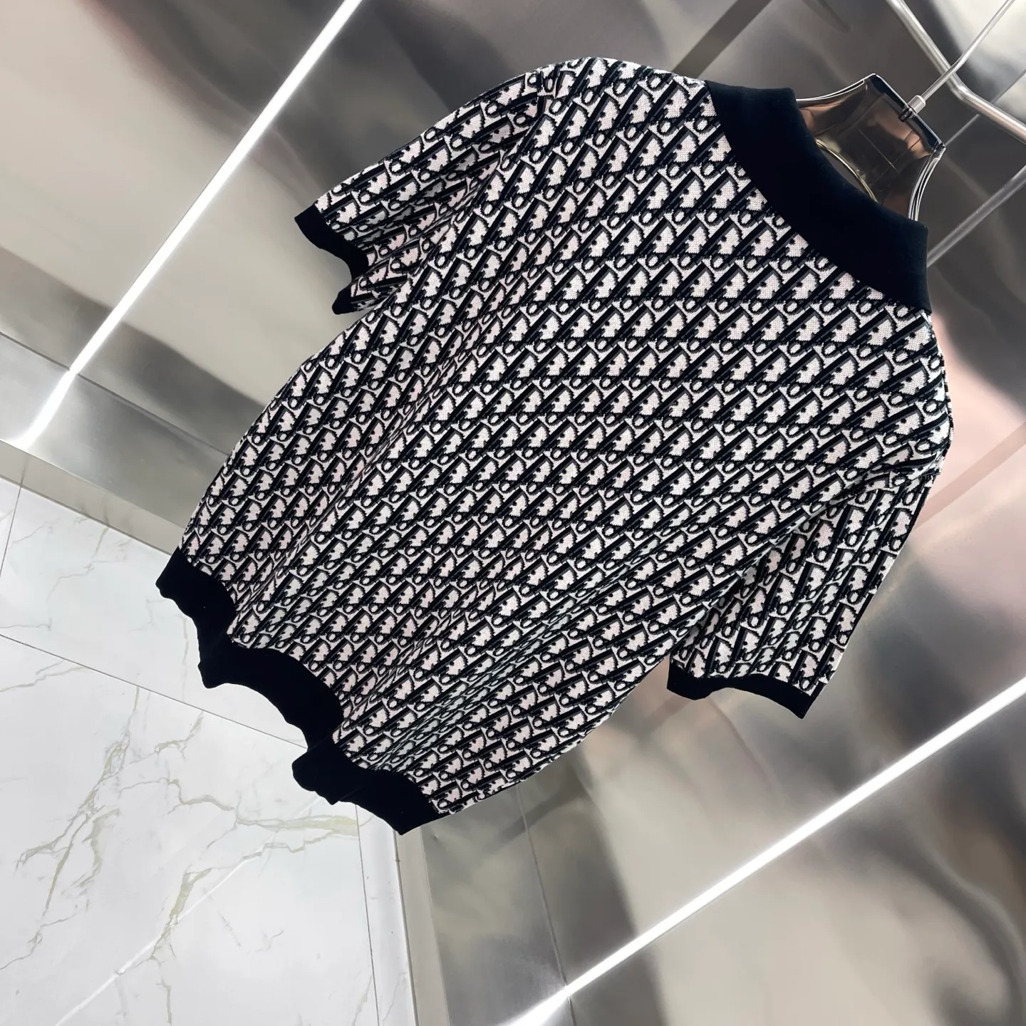🅿️330 Dior knitted sweater with lapel short sleeves. Original development. Comfortable upper body. Imported equipment. Original high-density embroidered seal. Two-color splicing. Hand-sewn cuffs + hem. OEM for domestic first-line brands. Impeccable workmanship. Size: S M L XL XL