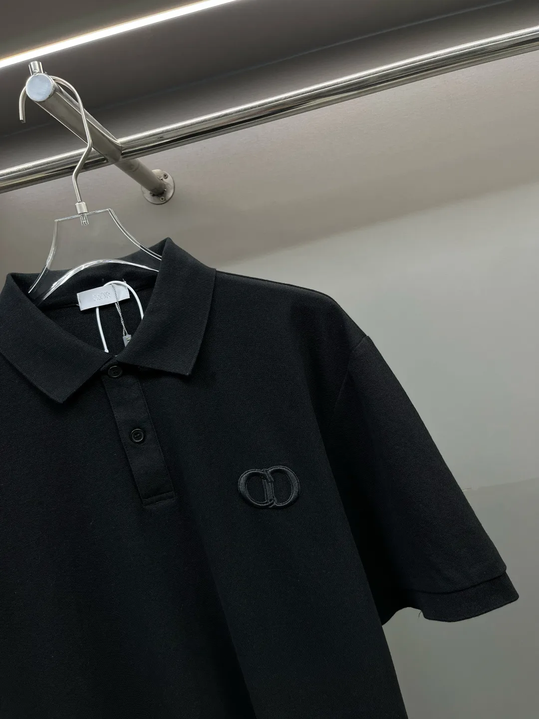 🅿️230 DIOR Dior CD embroidered new Polo shirt. Original fabric. Official same style. Made of 210g pure cotton pique fabric, customized in the same vat dyeing fabric. It feels very comfortable and smooth. The version is quite wide and stylish. Produced by a first-line brand factory. Imported Behringer embroidery machine. The embroidery is full and textured. The collar rib is woven with imported yarn. It will not deform after long-term wear. The latest style for spring and summer. Fashionable and individual. Super versatile and good-looking. It is very suitable for both men and women. It is a must-have item. Color: black, white, royal blue, gray. Size: S-XXL