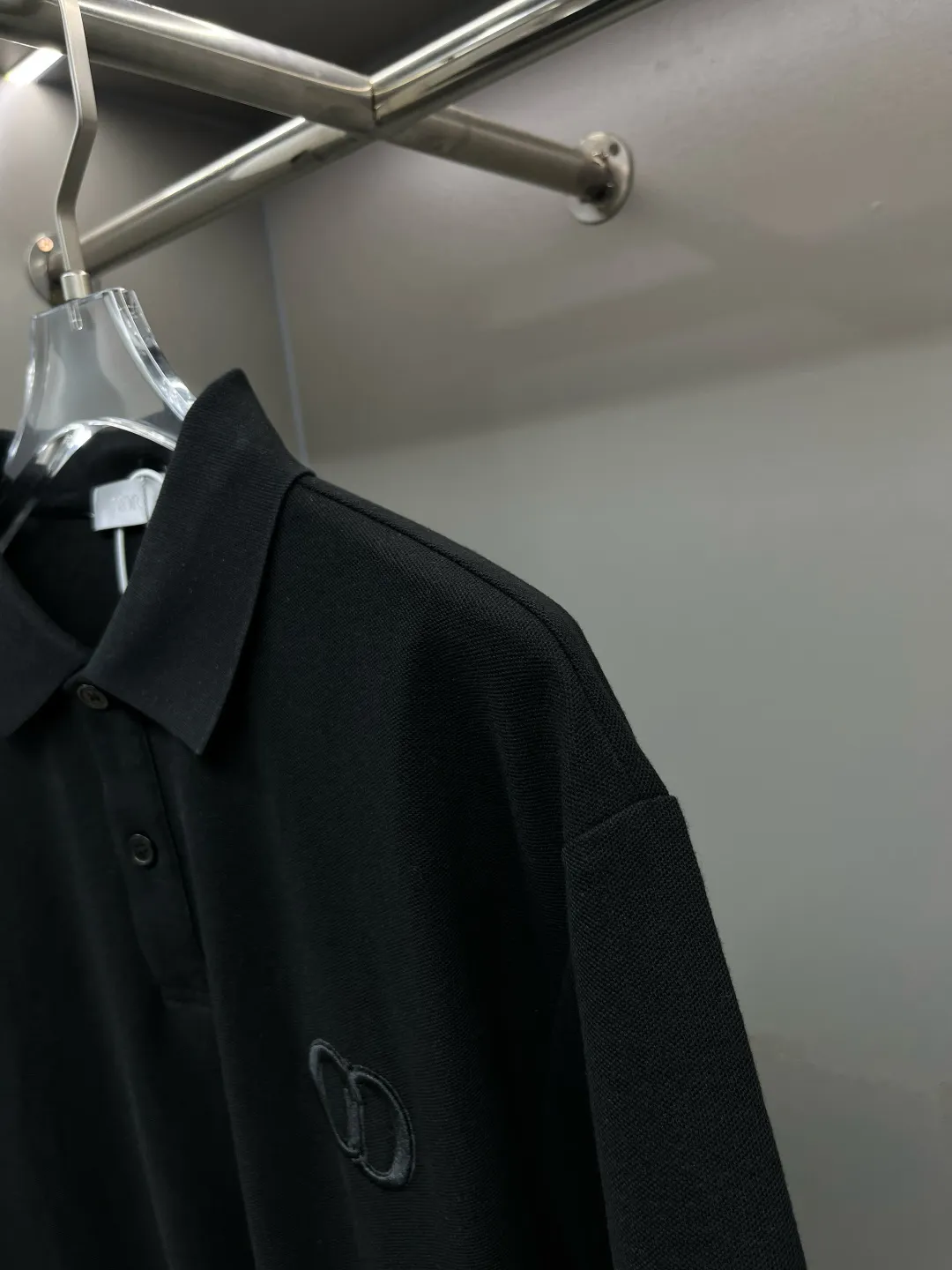 🅿️230 DIOR Dior CD embroidered new Polo shirt. Original fabric. Official same style. Made of 210g pure cotton pique fabric, customized in the same vat dyeing fabric. It feels very comfortable and smooth. The version is quite wide and stylish. Produced by a first-line brand factory. Imported Behringer embroidery machine. The embroidery is full and textured. The collar rib is woven with imported yarn. It will not deform after long-term wear. The latest style for spring and summer. Fashionable and individual. Super versatile and good-looking. It is very suitable for both men and women. It is a must-have item. Color: black, white, royal blue, gray. Size: S-XXL