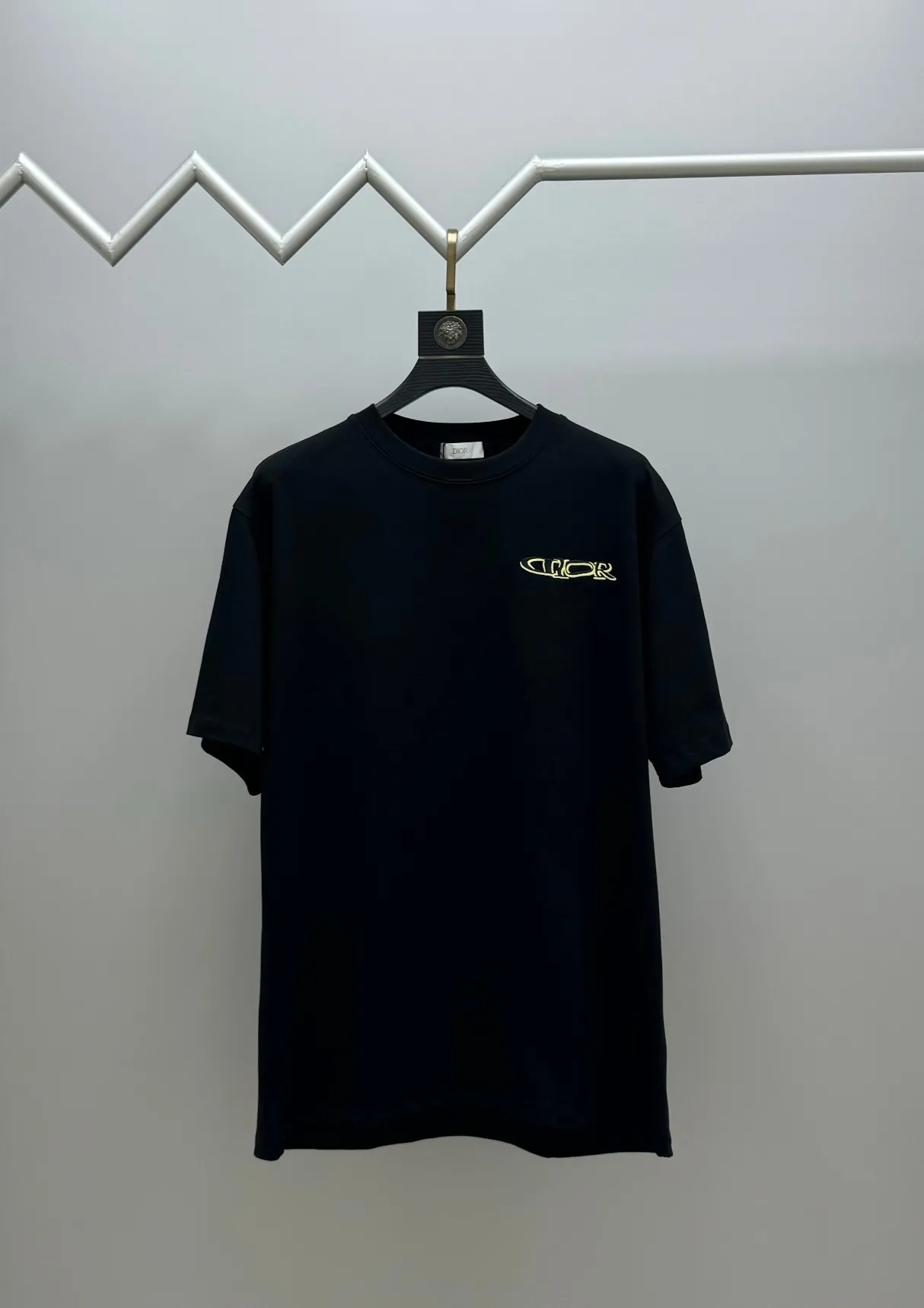 🅿️220 (top version, different currency) will not be taken off the shelves all year round, sell with confidence. Style: Dior/DIO.R short-sleeved T-shirt. Fabric: 300g double yarn 100% cotton. Rib: 320g heavy Sorona 1*1 trendy brand. Craftsmanship: imported machine embroidered logo on the front and rear. Color: white black red. Size: XS S M L. No gender distinction. Same style for men and women.