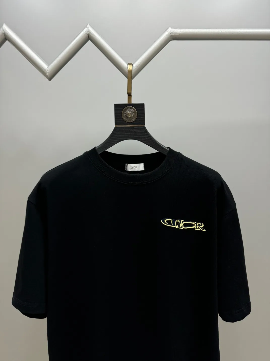 🅿️220 (top version, different currency) will not be taken off the shelves all year round, sell with confidence. Style: Dior/DIO.R short-sleeved T-shirt. Fabric: 300g double yarn 100% cotton. Rib: 320g heavy Sorona 1*1 trendy brand. Craftsmanship: imported machine embroidered logo on the front and rear. Color: white black red. Size: XS S M L. No gender distinction. Same style for men and women.