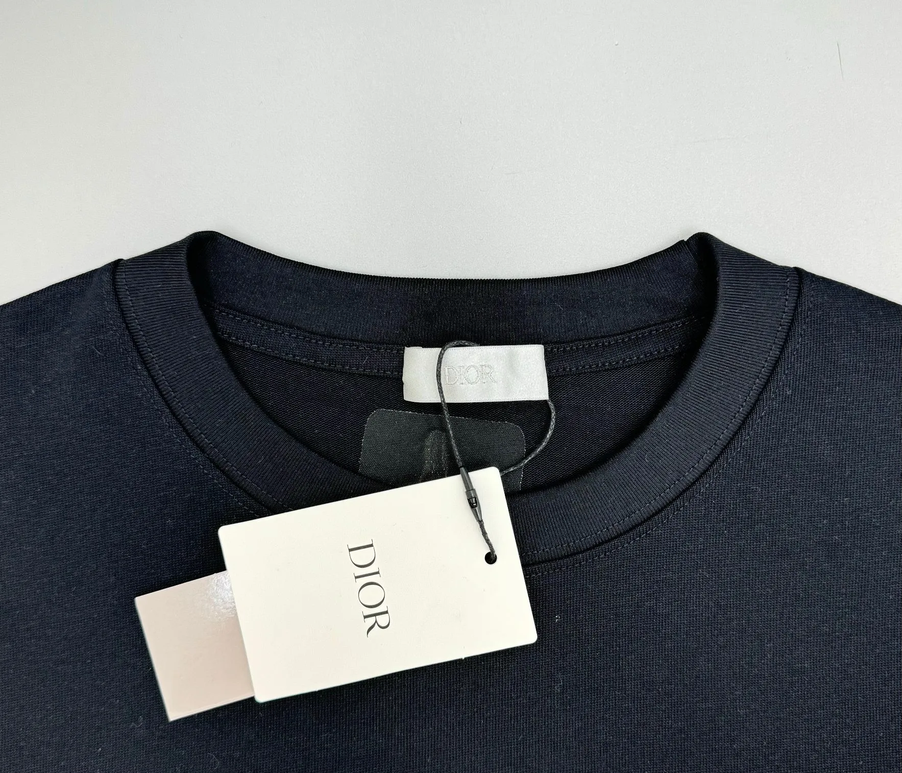 🅿️220 (top version, different currency) will not be taken off the shelves all year round, sell with confidence. Style: Dior/DIO.R short-sleeved T-shirt. Fabric: 300g double yarn 100% cotton. Rib: 320g heavy Sorona 1*1 trendy brand. Craftsmanship: imported machine embroidered logo on the front and rear. Color: white black red. Size: XS S M L. No gender distinction. Same style for men and women.