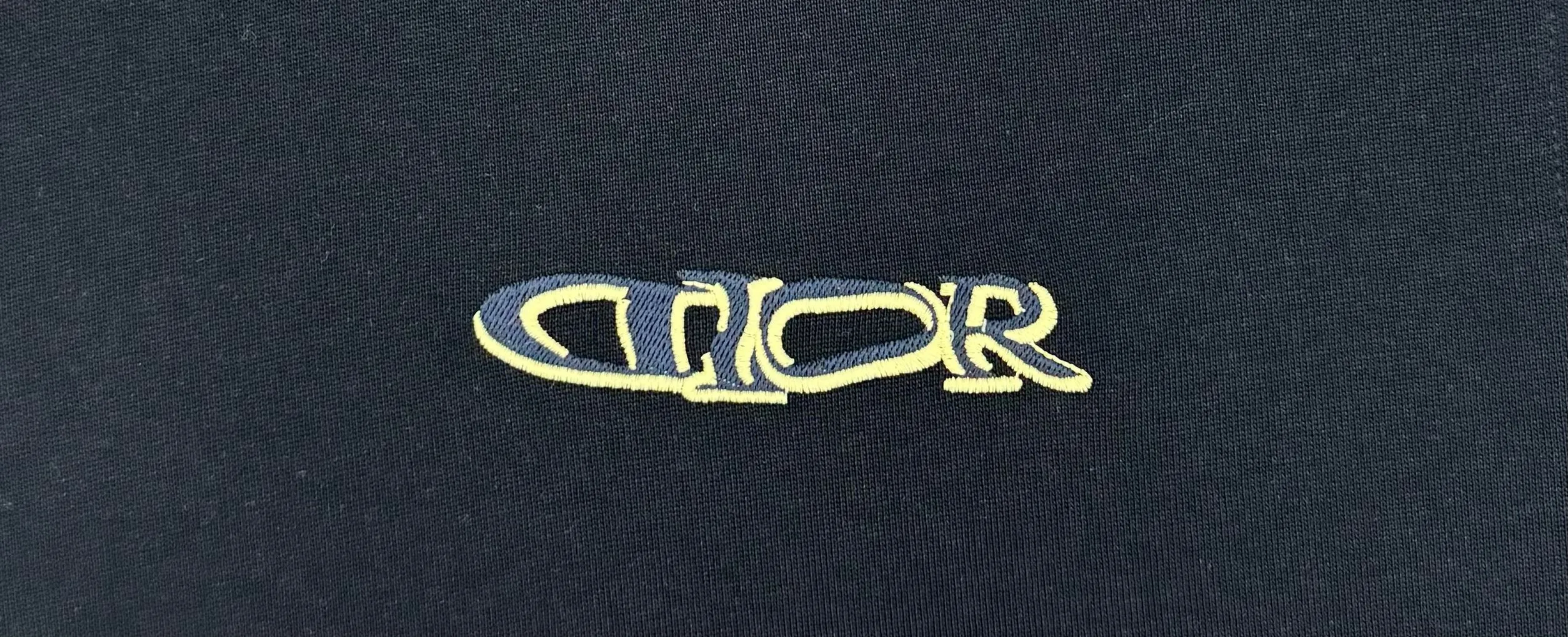 🅿️220 (top version, different currency) will not be taken off the shelves all year round, sell with confidence. Style: Dior/DIO.R short-sleeved T-shirt. Fabric: 300g double yarn 100% cotton. Rib: 320g heavy Sorona 1*1 trendy brand. Craftsmanship: imported machine embroidered logo on the front and rear. Color: white black red. Size: XS S M L. No gender distinction. Same style for men and women.
