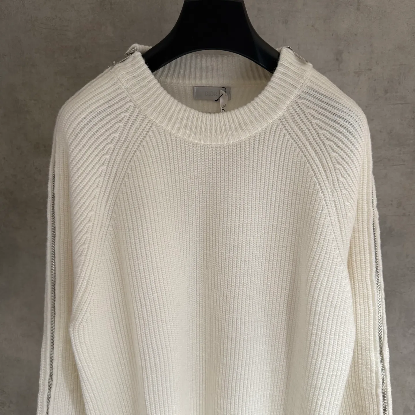 🅿️420 [Strict quality control] Dio*Dior's new autumn and winter men's series new sweatshirts. Zippers on both sides of the shoulders highlight fashion style. Zip closures at the sleeves add a trendy touch, and a Christian Dior Couture patch accents the back. The slightly raised collar pairs well with jeans or shorts for a stylish look! Same style for men and women Color: black, white and gray Size: M-2X
