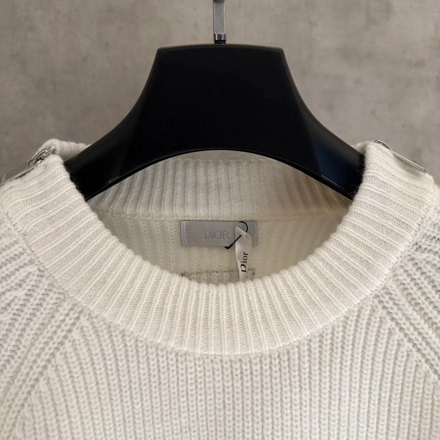 🅿️420 [Strict quality control] Dio*Dior's new autumn and winter men's series new sweatshirts. Zippers on both sides of the shoulders highlight fashion style. Zip closures at the sleeves add a trendy touch, and a Christian Dior Couture patch accents the back. The slightly raised collar pairs well with jeans or shorts for a stylish look! Same style for men and women Color: black, white and gray Size: M-2X