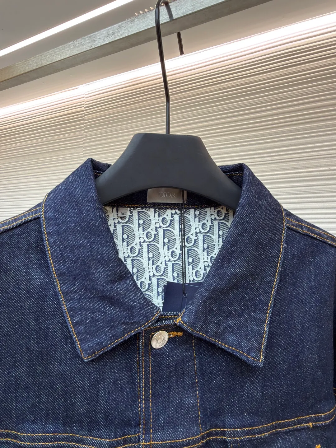 DIOR Presbyopia printed denim jacket ●Original version: Purchased and developed by 12421 ●Item No.: 1681352-C20 ●Material: denim fabric ●Technology: Printing production ●Color: navy ●Type: Fitted version ●Weight: about 1115 grams ●Size: 46-48-50-52 ●Description: Lined presbyopic denim jacket with a retro and modern feel, the same color denim with light-color letter cycle printing, the same style for men and women, highly recommended Very upright version. The classic CD pattern on the inside is so beautiful. It can be matched with the same style to create a fashionable look and suit various occasions. Customized accessories, complete with three labels, same style for men and women!