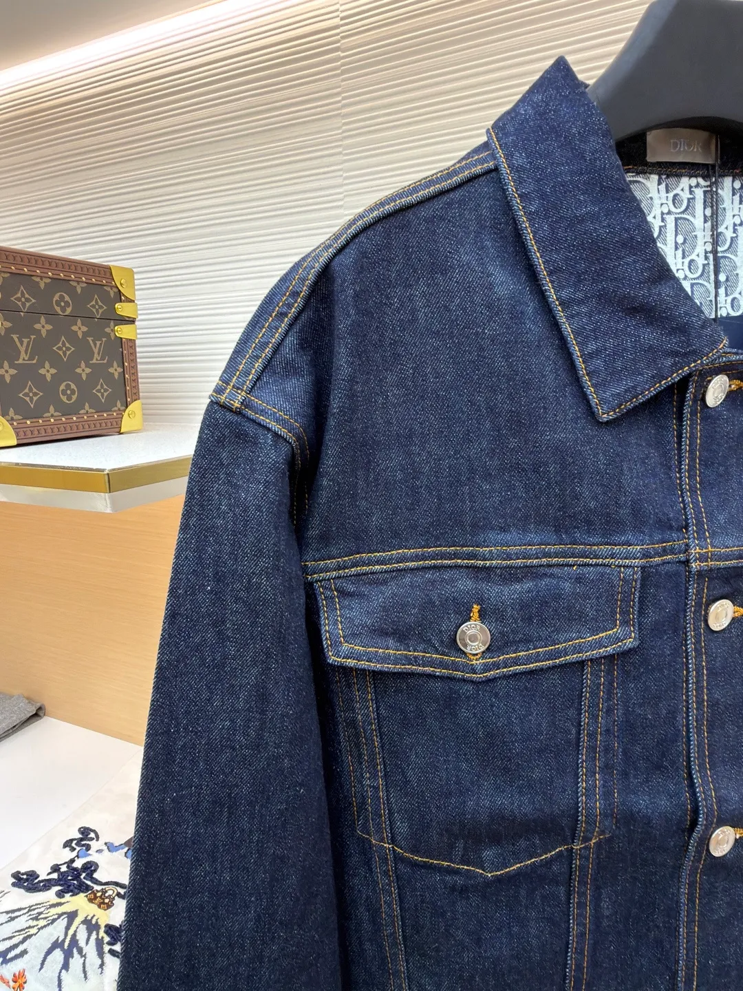 DIOR Presbyopia printed denim jacket ●Original version: Purchased and developed by 12421 ●Item No.: 1681352-C20 ●Material: denim fabric ●Technology: Printing production ●Color: navy ●Type: Fitted version ●Weight: about 1115 grams ●Size: 46-48-50-52 ●Description: Lined presbyopic denim jacket with a retro and modern feel, the same color denim with light-color letter cycle printing, the same style for men and women, highly recommended Very upright version. The classic CD pattern on the inside is so beautiful. It can be matched with the same style to create a fashionable look and suit various occasions. Customized accessories, complete with three labels, same style for men and women!