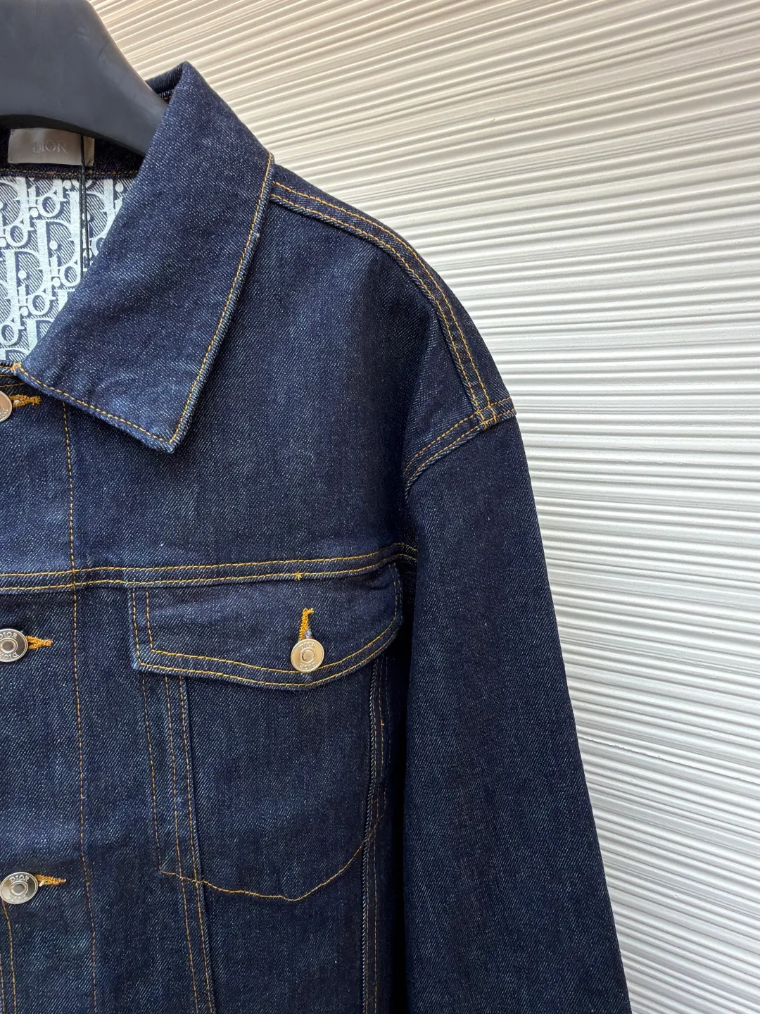 DIOR Presbyopia printed denim jacket ●Original version: Purchased and developed by 12421 ●Item No.: 1681352-C20 ●Material: denim fabric ●Technology: Printing production ●Color: navy ●Type: Fitted version ●Weight: about 1115 grams ●Size: 46-48-50-52 ●Description: Lined presbyopic denim jacket with a retro and modern feel, the same color denim with light-color letter cycle printing, the same style for men and women, highly recommended Very upright version. The classic CD pattern on the inside is so beautiful. It can be matched with the same style to create a fashionable look and suit various occasions. Customized accessories, complete with three labels, same style for men and women!