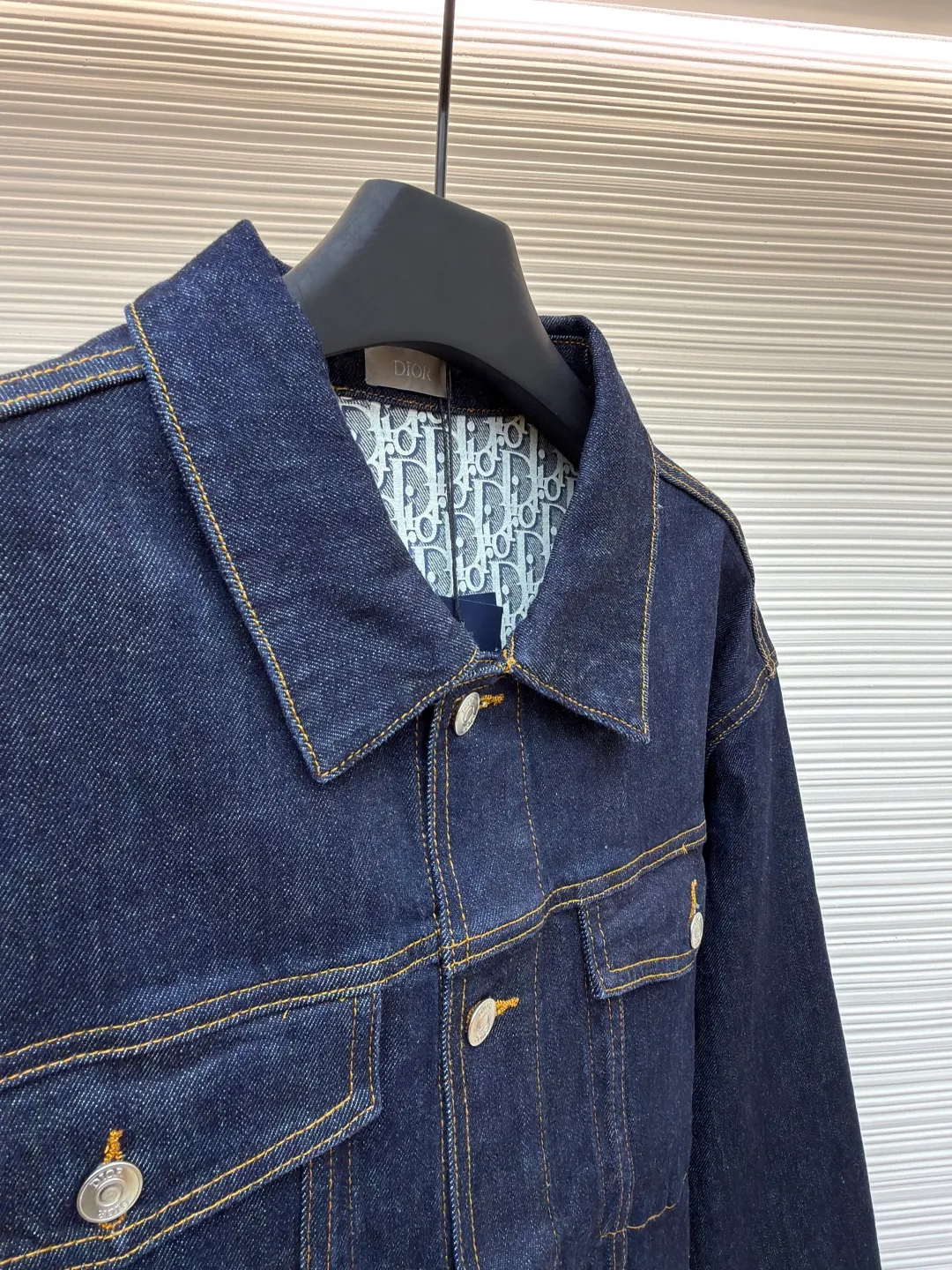 DIOR Presbyopia printed denim jacket ●Original version: Purchased and developed by 12421 ●Item No.: 1681352-C20 ●Material: denim fabric ●Technology: Printing production ●Color: navy ●Type: Fitted version ●Weight: about 1115 grams ●Size: 46-48-50-52 ●Description: Lined presbyopic denim jacket with a retro and modern feel, the same color denim with light-color letter cycle printing, the same style for men and women, highly recommended Very upright version. The classic CD pattern on the inside is so beautiful. It can be matched with the same style to create a fashionable look and suit various occasions. Customized accessories, complete with three labels, same style for men and women!