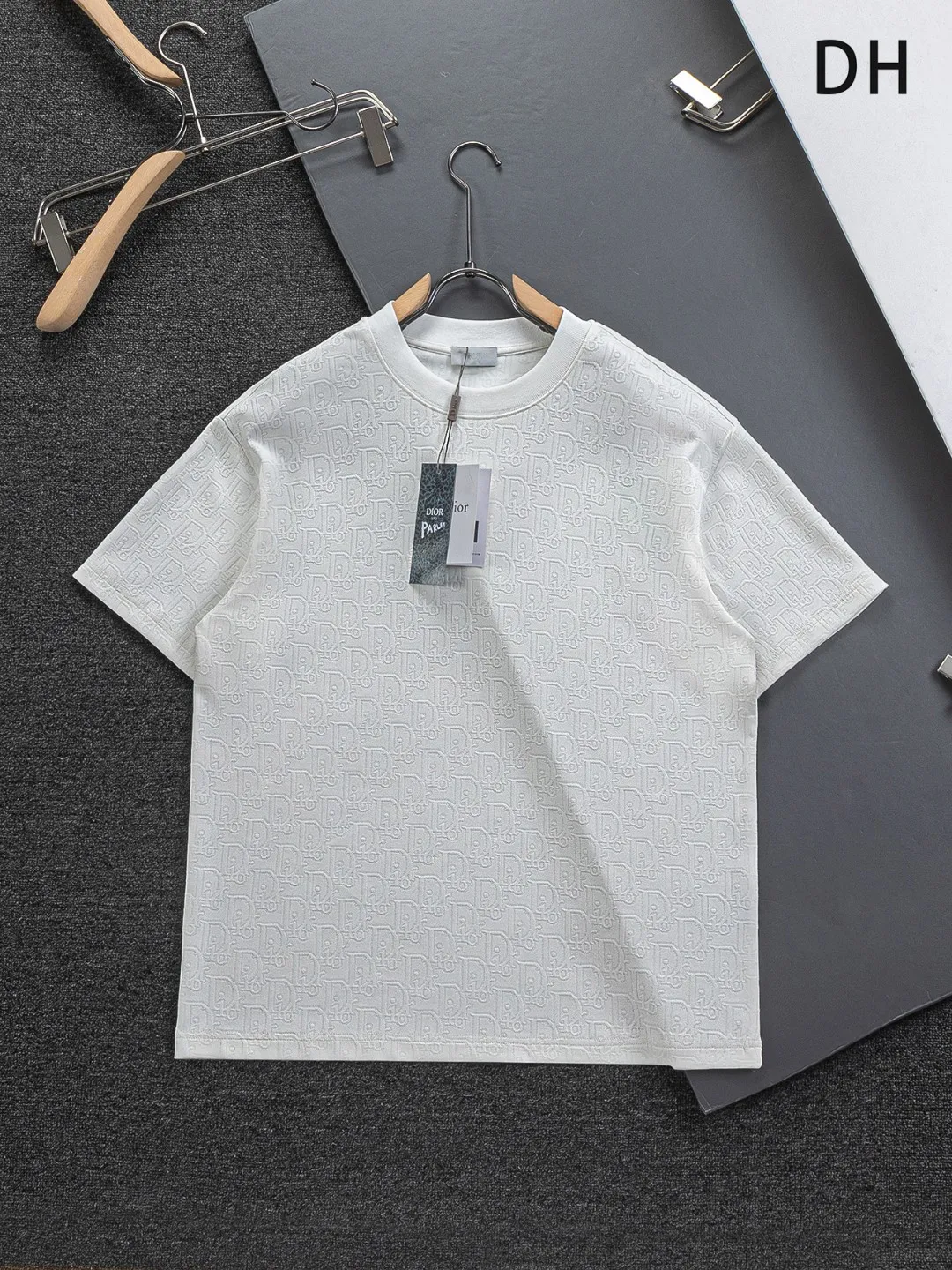🅿️210 DIOR Dior Dior CD micro-wide version S-XL Dior 26ss official website will always be unbeatable, classic style, permanent boutique, counter eternal co-branded style, CD letters are all over the dark jacquard print 🪡 embroidery, heavy craftsmanship, same style for men and women, short-sleeved T-shirt, cotton blended terry jersey fabric, original development. This comes from the 2025 beachwear limited series, full logo jacquard towel highlights the classic Obliave flower, with S-shaped round neck and topstitching, unique style, decorated with obliqve jacquard all over, ribbed round neck with V-shaped topstitching, customized accessories, and the whole body is customized and developed according to the Y board... Complete with three standards, it can control various styles, paying tribute to Dior's historic year! Coupled with the blessing of full-flower cotton material, both the upper body comfort and the existence are unparalleled. It can be said to be a must-have companion in summer. The excellent breathability and comfortable wearing feeling are unparalleled~ Recommended! ! Same style for men and women! Color: Black White Size: S-XL Size chart: S: Shoulder width 50-Bust 56-Length 70 M: Shoulder width 52-Bust 57-Length 72 L: Shoulder width 54-Bust 59-Length 74 XL: Shoulder width 56-Bust 62-Length 76