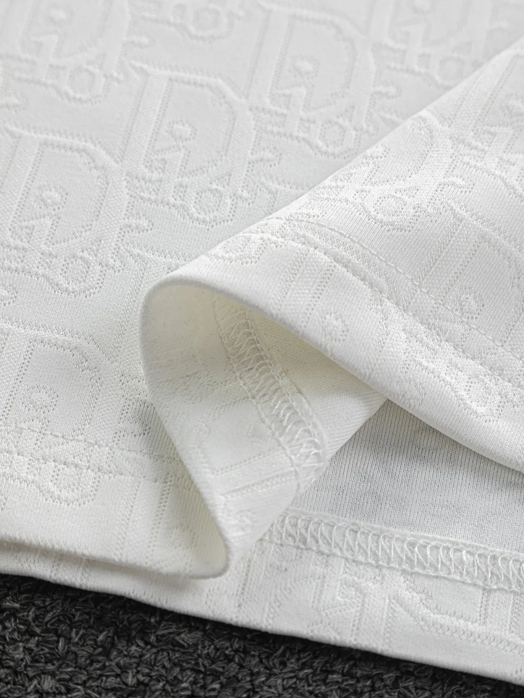 🅿️210 DIOR Dior Dior CD micro-wide version S-XL Dior 26ss official website will always be unbeatable, classic style, permanent boutique, counter eternal co-branded style, CD letters are all over the dark jacquard print 🪡 embroidery, heavy craftsmanship, same style for men and women, short-sleeved T-shirt, cotton blended terry jersey fabric, original development. This comes from the 2025 beachwear limited series, full logo jacquard towel highlights the classic Obliave flower, with S-shaped round neck and topstitching, unique style, decorated with obliqve jacquard all over, ribbed round neck with V-shaped topstitching, customized accessories, and the whole body is customized and developed according to the Y board... Complete with three standards, it can control various styles, paying tribute to Dior's historic year! Coupled with the blessing of full-flower cotton material, both the upper body comfort and the existence are unparalleled. It can be said to be a must-have companion in summer. The excellent breathability and comfortable wearing feeling are unparalleled~ Recommended! ! Same style for men and women! Color: Black White Size: S-XL Size chart: S: Shoulder width 50-Bust 56-Length 70 M: Shoulder width 52-Bust 57-Length 72 L: Shoulder width 54-Bust 59-Length 74 XL: Shoulder width 56-Bust 62-Length 76