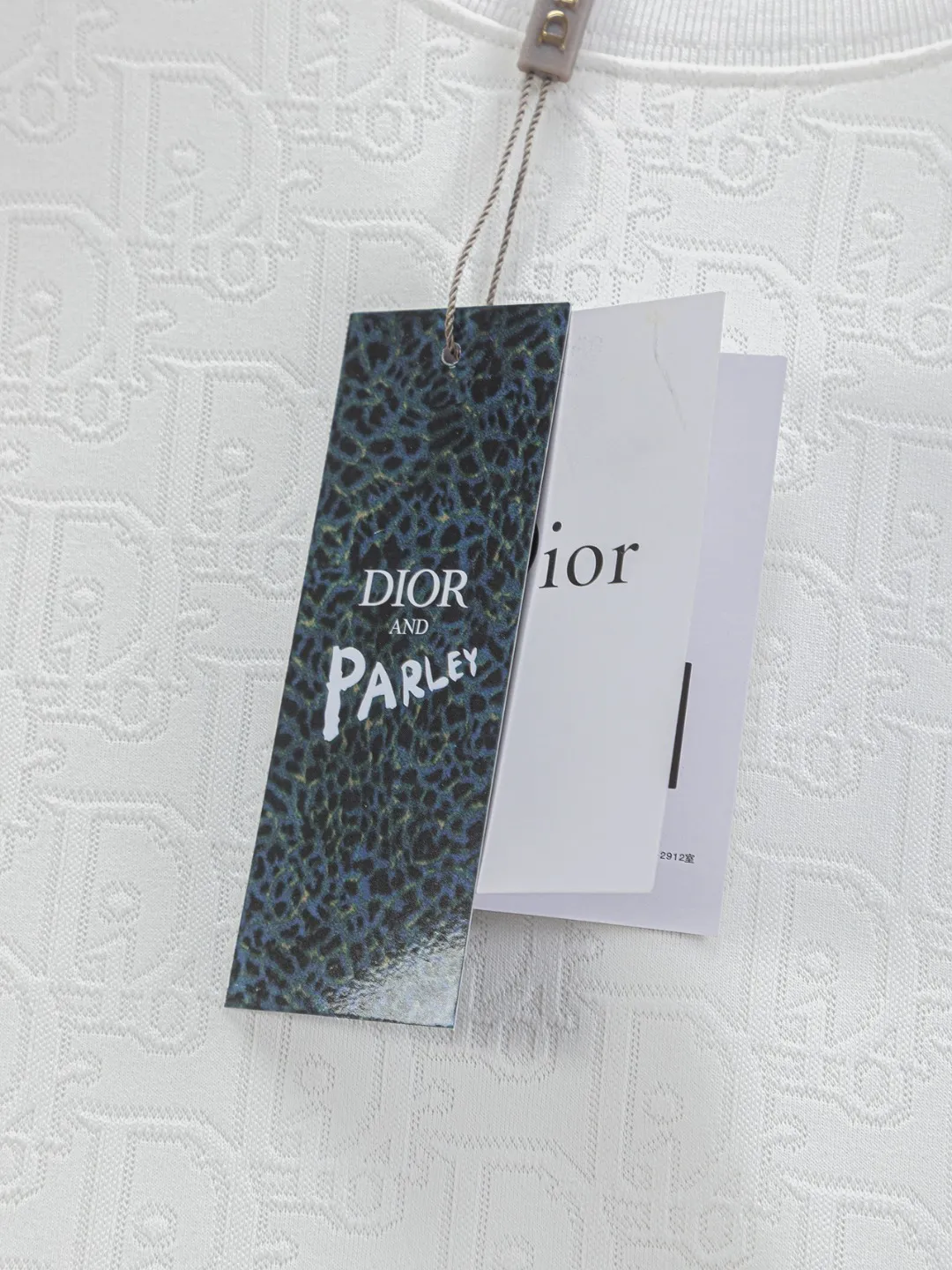 🅿️210 DIOR Dior Dior CD micro-wide version S-XL Dior 26ss official website will always be unbeatable, classic style, permanent boutique, counter eternal co-branded style, CD letters are all over the dark jacquard print 🪡 embroidery, heavy craftsmanship, same style for men and women, short-sleeved T-shirt, cotton blended terry jersey fabric, original development. This comes from the 2025 beachwear limited series, full logo jacquard towel highlights the classic Obliave flower, with S-shaped round neck and topstitching, unique style, decorated with obliqve jacquard all over, ribbed round neck with V-shaped topstitching, customized accessories, and the whole body is customized and developed according to the Y board... Complete with three standards, it can control various styles, paying tribute to Dior's historic year! Coupled with the blessing of full-flower cotton material, both the upper body comfort and the existence are unparalleled. It can be said to be a must-have companion in summer. The excellent breathability and comfortable wearing feeling are unparalleled~ Recommended! ! Same style for men and women! Color: Black White Size: S-XL Size chart: S: Shoulder width 50-Bust 56-Length 70 M: Shoulder width 52-Bust 57-Length 72 L: Shoulder width 54-Bust 59-Length 74 XL: Shoulder width 56-Bust 62-Length 76