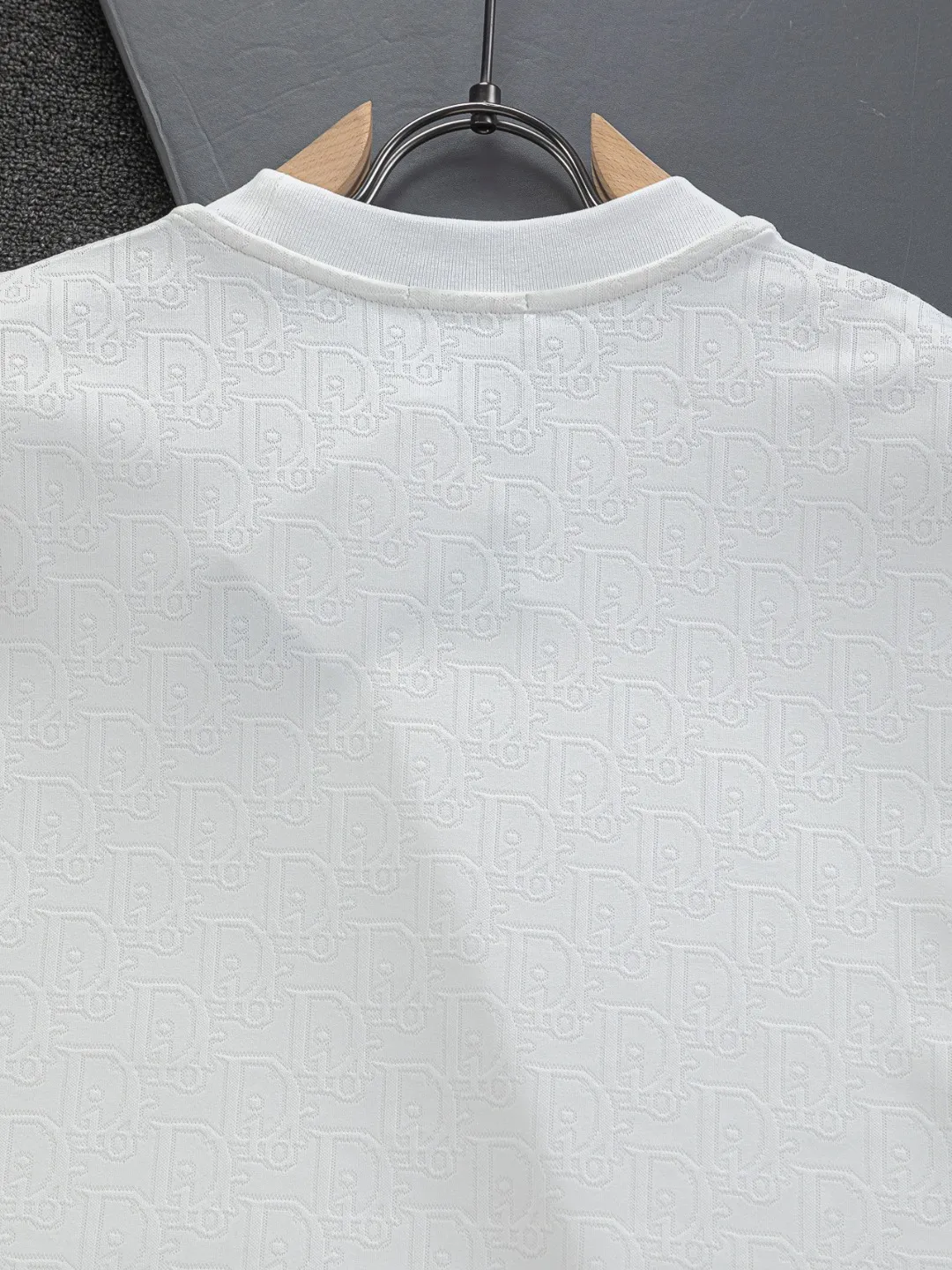 🅿️210 DIOR Dior Dior CD micro-wide version S-XL Dior 26ss official website will always be unbeatable, classic style, permanent boutique, counter eternal co-branded style, CD letters are all over the dark jacquard print 🪡 embroidery, heavy craftsmanship, same style for men and women, short-sleeved T-shirt, cotton blended terry jersey fabric, original development. This comes from the 2025 beachwear limited series, full logo jacquard towel highlights the classic Obliave flower, with S-shaped round neck and topstitching, unique style, decorated with obliqve jacquard all over, ribbed round neck with V-shaped topstitching, customized accessories, and the whole body is customized and developed according to the Y board... Complete with three standards, it can control various styles, paying tribute to Dior's historic year! Coupled with the blessing of full-flower cotton material, both the upper body comfort and the existence are unparalleled. It can be said to be a must-have companion in summer. The excellent breathability and comfortable wearing feeling are unparalleled~ Recommended! ! Same style for men and women! Color: Black White Size: S-XL Size chart: S: Shoulder width 50-Bust 56-Length 70 M: Shoulder width 52-Bust 57-Length 72 L: Shoulder width 54-Bust 59-Length 74 XL: Shoulder width 56-Bust 62-Length 76