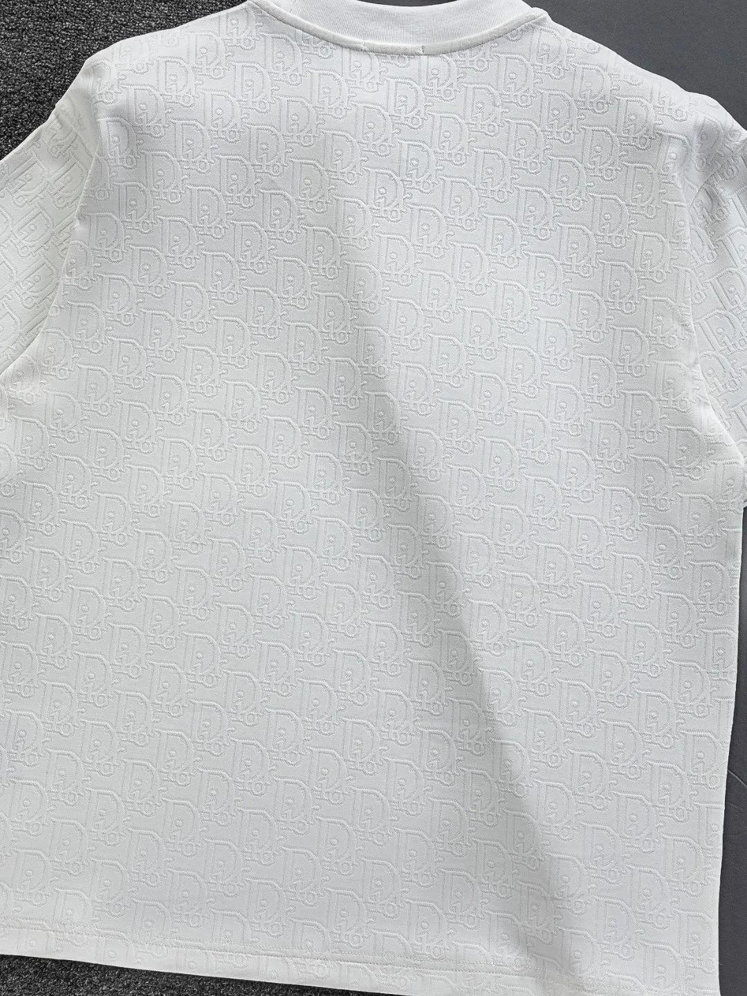 🅿️210 DIOR Dior Dior CD micro-wide version S-XL Dior 26ss official website will always be unbeatable, classic style, permanent boutique, counter eternal co-branded style, CD letters are all over the dark jacquard print 🪡 embroidery, heavy craftsmanship, same style for men and women, short-sleeved T-shirt, cotton blended terry jersey fabric, original development. This comes from the 2025 beachwear limited series, full logo jacquard towel highlights the classic Obliave flower, with S-shaped round neck and topstitching, unique style, decorated with obliqve jacquard all over, ribbed round neck with V-shaped topstitching, customized accessories, and the whole body is customized and developed according to the Y board... Complete with three standards, it can control various styles, paying tribute to Dior's historic year! Coupled with the blessing of full-flower cotton material, both the upper body comfort and the existence are unparalleled. It can be said to be a must-have companion in summer. The excellent breathability and comfortable wearing feeling are unparalleled~ Recommended! ! Same style for men and women! Color: Black White Size: S-XL Size chart: S: Shoulder width 50-Bust 56-Length 70 M: Shoulder width 52-Bust 57-Length 72 L: Shoulder width 54-Bust 59-Length 74 XL: Shoulder width 56-Bust 62-Length 76