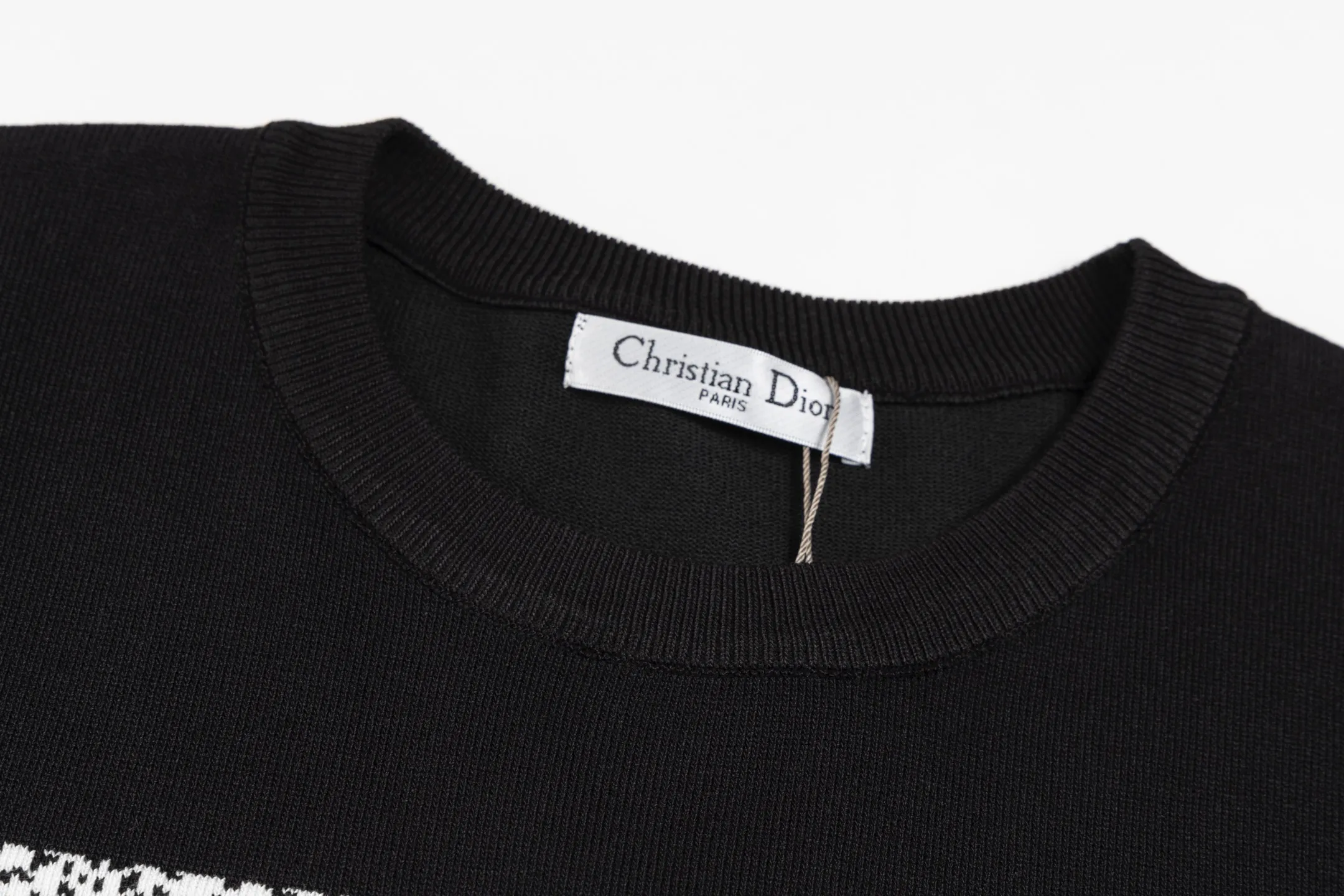 🅿️170 Style No. #Z43 Dior horizontal letter knitted short sleeves. Same style as DIOR official website. Fabric: Imitation wool fine pure cotton knitting. Same color woven and dyed threads in the same cylinder. Consistent colors. Supporting: complete three standards. Cardboard, oil paper and code sticker packaging. All go through high temperature pre-shrinking process before making. It will not shrink and deform. Imported machines are professional for plate production. os version can wear up to 200 kilograms. The size is measured manually. The error of 2-3cm is normal. Color: black white size: s m l xl