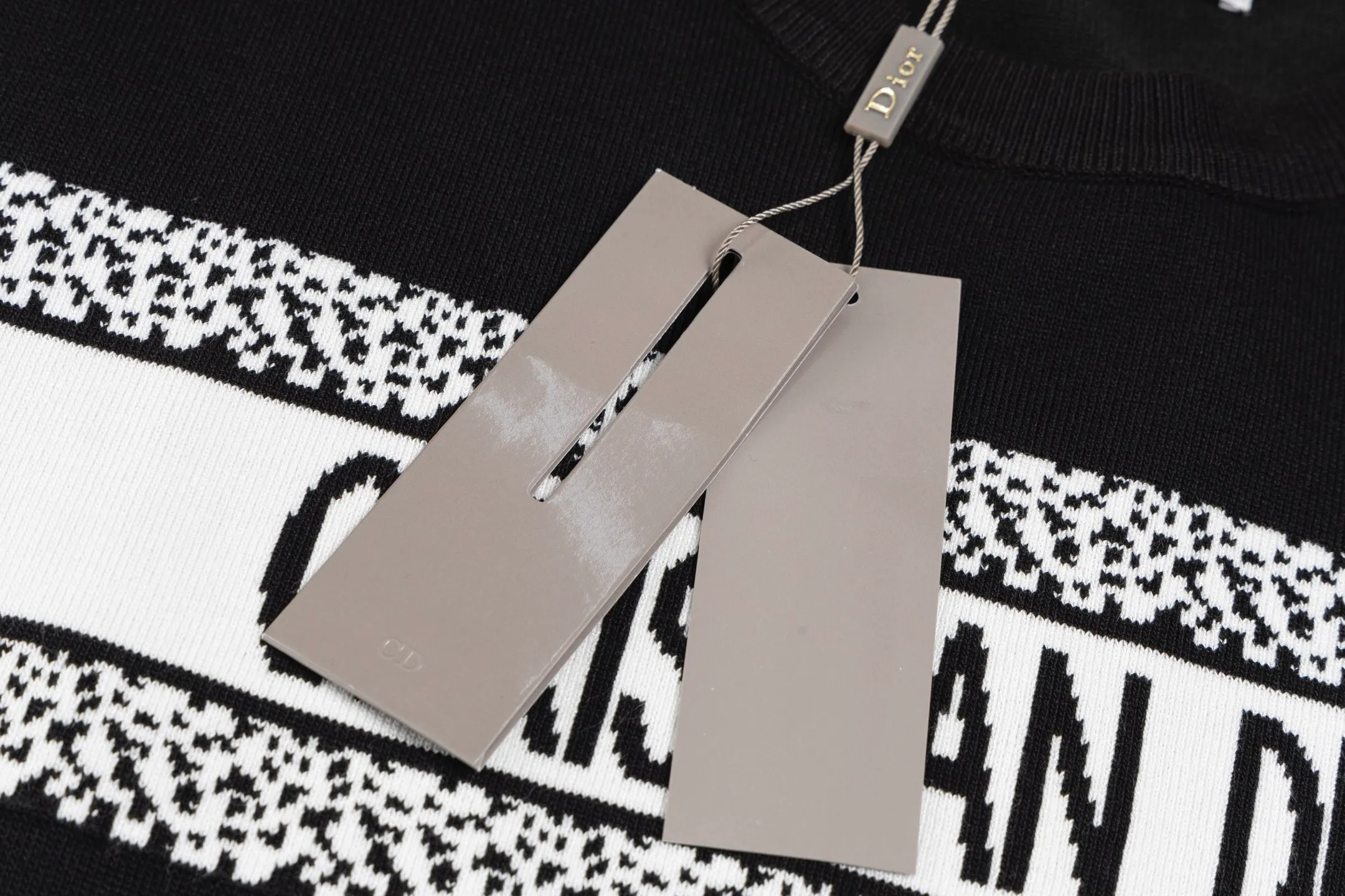 🅿️170 Style No. #Z43 Dior horizontal letter knitted short sleeves. Same style as DIOR official website. Fabric: Imitation wool fine pure cotton knitting. Same color woven and dyed threads in the same cylinder. Consistent colors. Supporting: complete three standards. Cardboard, oil paper and code sticker packaging. All go through high temperature pre-shrinking process before making. It will not shrink and deform. Imported machines are professional for plate production. os version can wear up to 200 kilograms. The size is measured manually. The error of 2-3cm is normal. Color: black white size: s m l xl