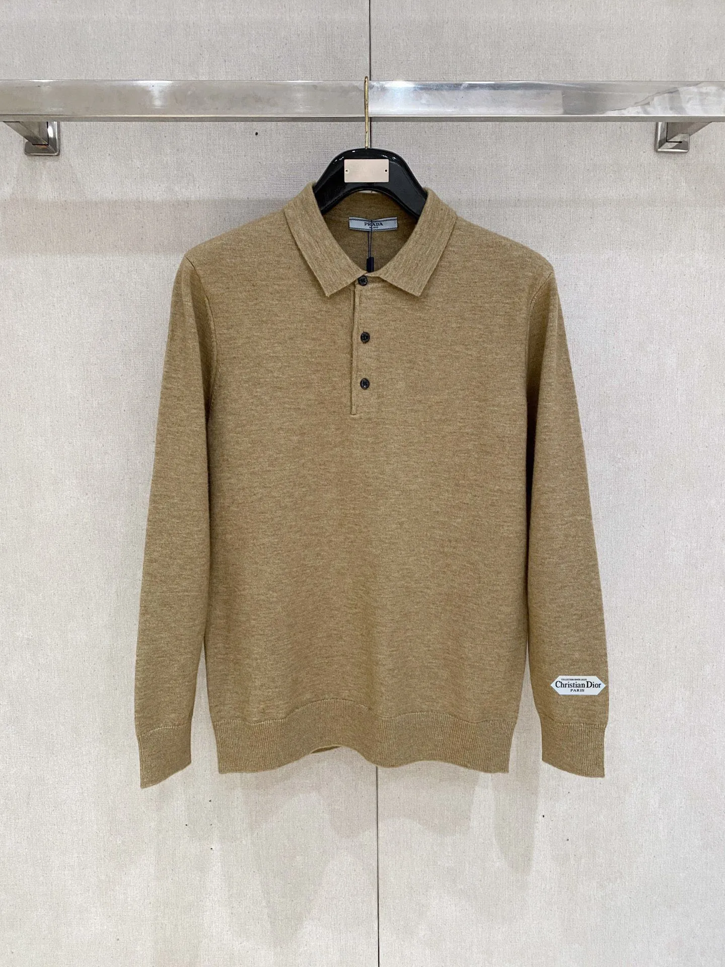 🅿️440 【DIOR】Autumn and winter classic lapel sweater, in full condition! ! ! Wool blended fabric, the latest model in 2025, golden ratio! ! Slim-fitting soft gold, versatile and practical item, the combination and practicality are extremely powerful, simple and elegant, and classy! To create your own style, it is highly recommended to buy it in two colors. The standard slim fit tailoring process is suitable for both young and old men. It is knitted from wool and will not cause any discomfort! While keeping warm, it is stylish, textured and wearable, and the classic logo with contrasting colors on the chest feels in place! ! Recommended for regular customers! ! Size M-3XL (maximum wear: 190 pounds)