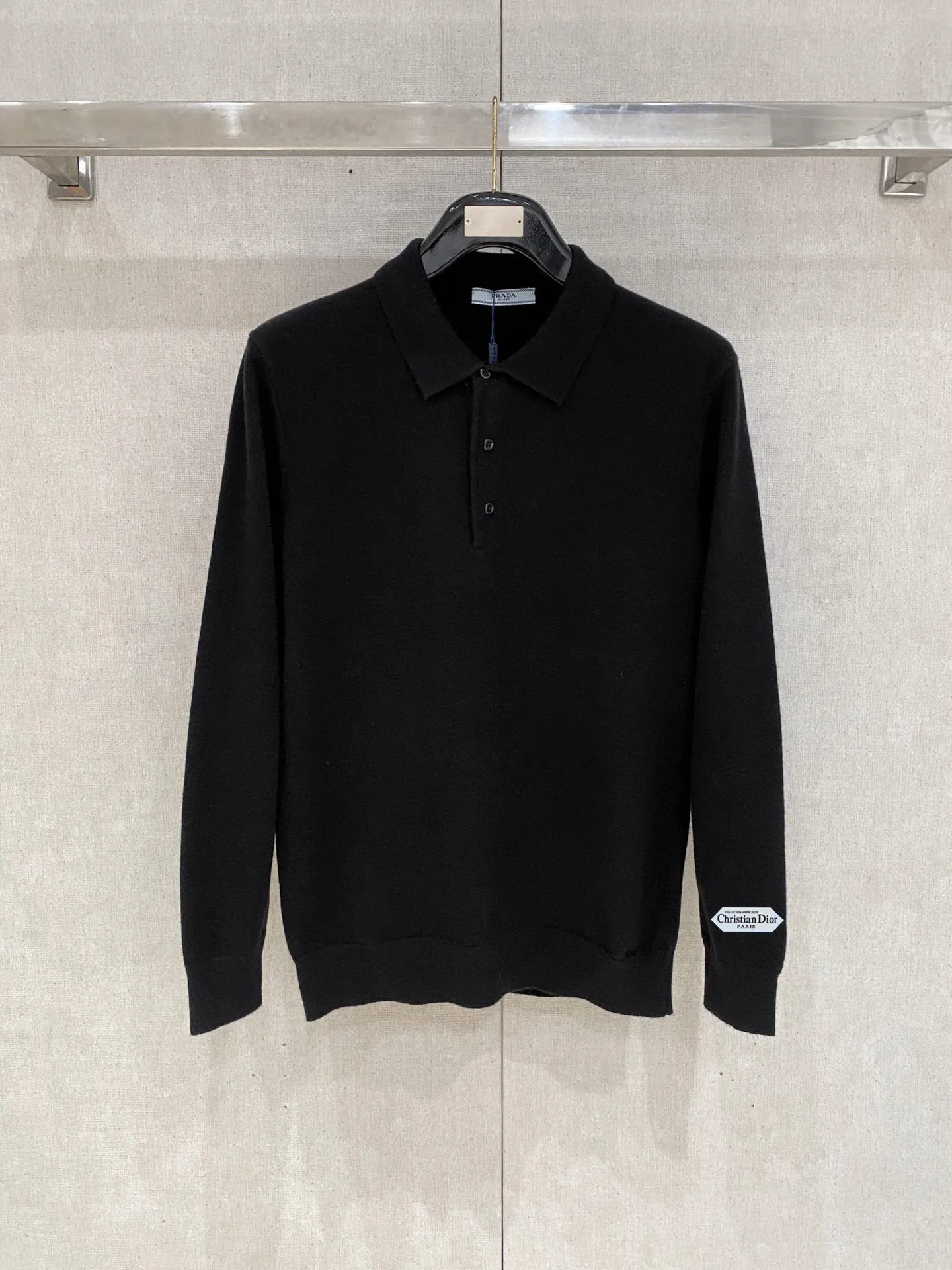 🅿️440 【DIOR】Autumn and winter classic lapel sweater, in full condition! ! ! Wool blended fabric, the latest model in 2025, golden ratio! ! Slim-fitting soft gold, versatile and practical item, the combination and practicality are extremely powerful, simple and elegant, and classy! To create your own style, it is highly recommended to buy it in two colors. The standard slim fit tailoring process is suitable for both young and old men. It is knitted from wool and will not cause any discomfort! While keeping warm, it is stylish, textured and wearable, and the classic logo with contrasting colors on the chest feels in place! ! Recommended for regular customers! ! Size M-3XL (maximum wear: 190 pounds)