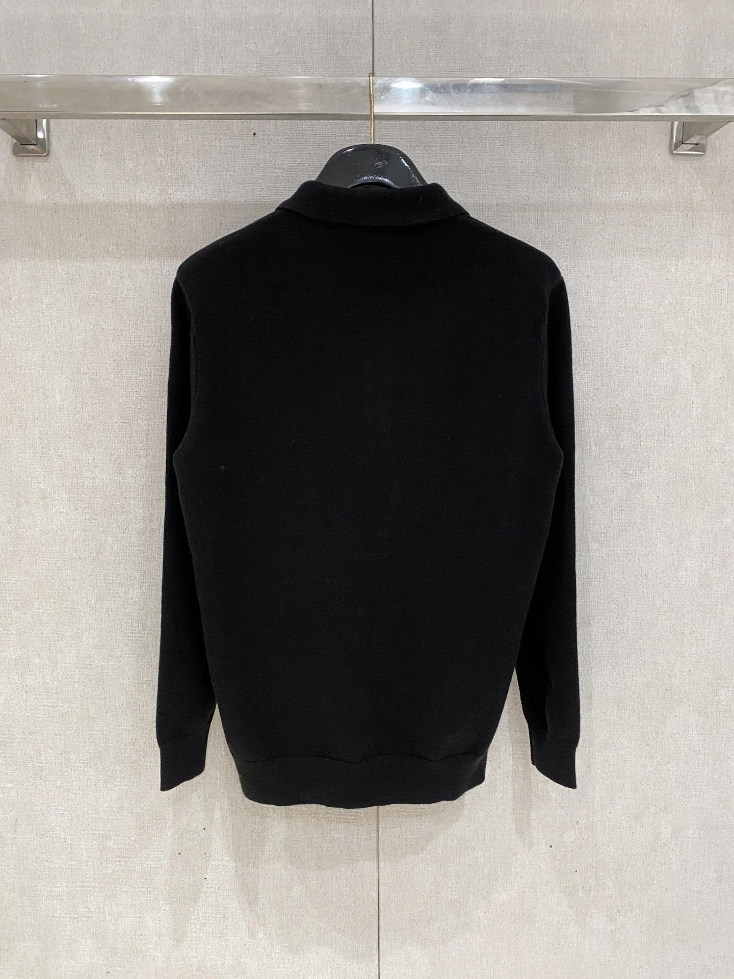 🅿️440 【DIOR】Autumn and winter classic lapel sweater, in full condition! ! ! Wool blended fabric, the latest model in 2025, golden ratio! ! Slim-fitting soft gold, versatile and practical item, the combination and practicality are extremely powerful, simple and elegant, and classy! To create your own style, it is highly recommended to buy it in two colors. The standard slim fit tailoring process is suitable for both young and old men. It is knitted from wool and will not cause any discomfort! While keeping warm, it is stylish, textured and wearable, and the classic logo with contrasting colors on the chest feels in place! ! Recommended for regular customers! ! Size M-3XL (maximum wear: 190 pounds)